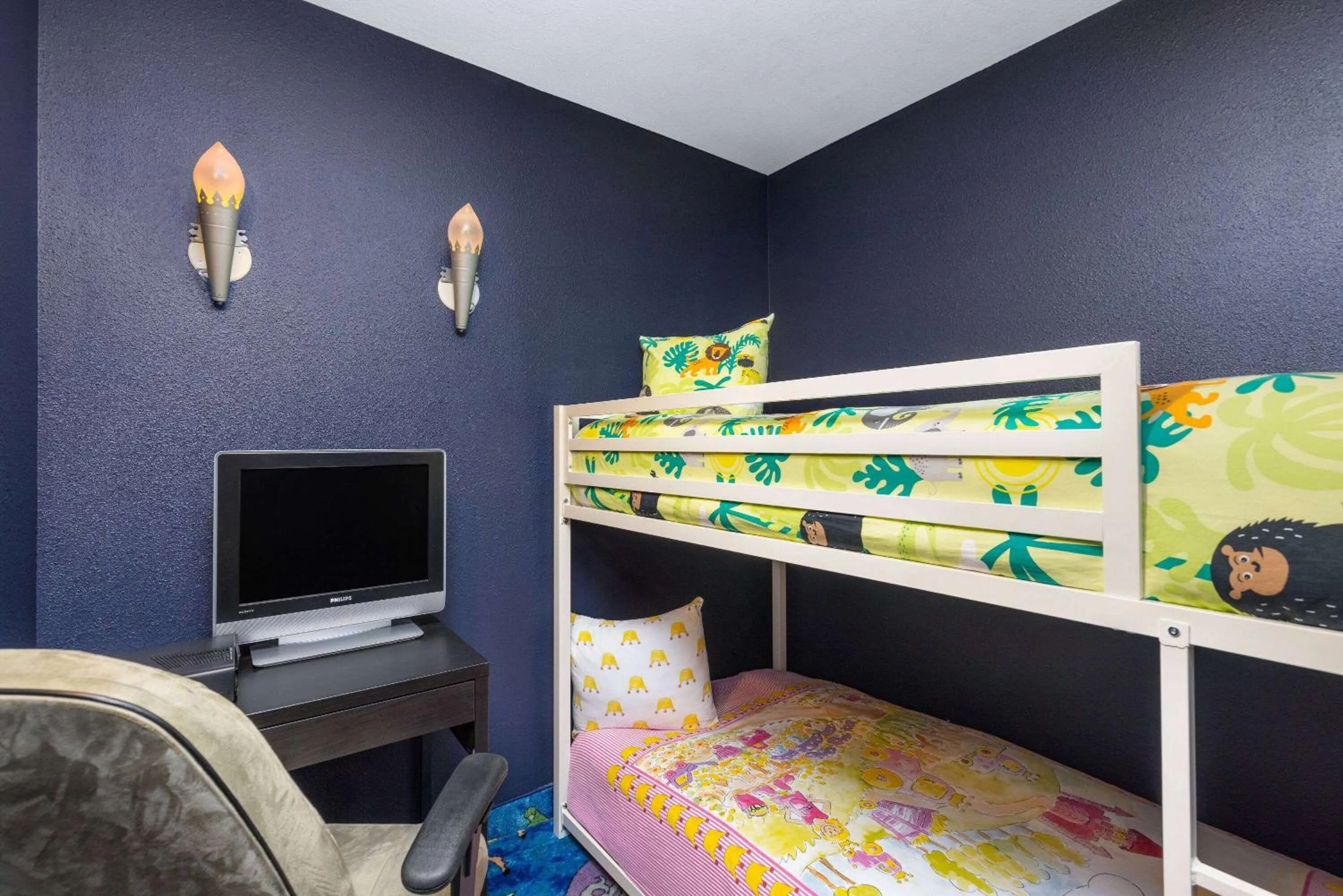 Photo of the whole room, Bed in Super 8 by Wyndham St-Jerome