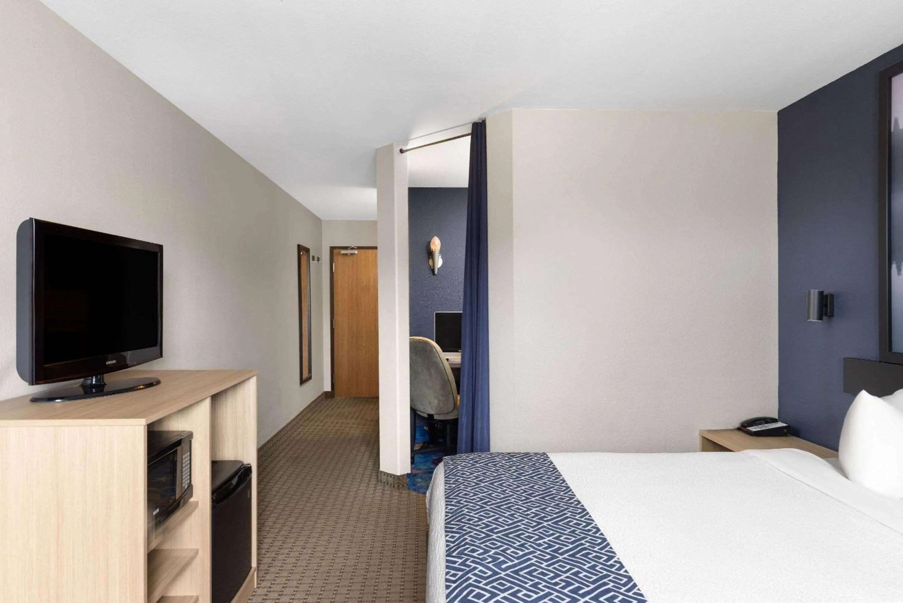 Photo of the whole room, Bed in Super 8 by Wyndham St-Jerome