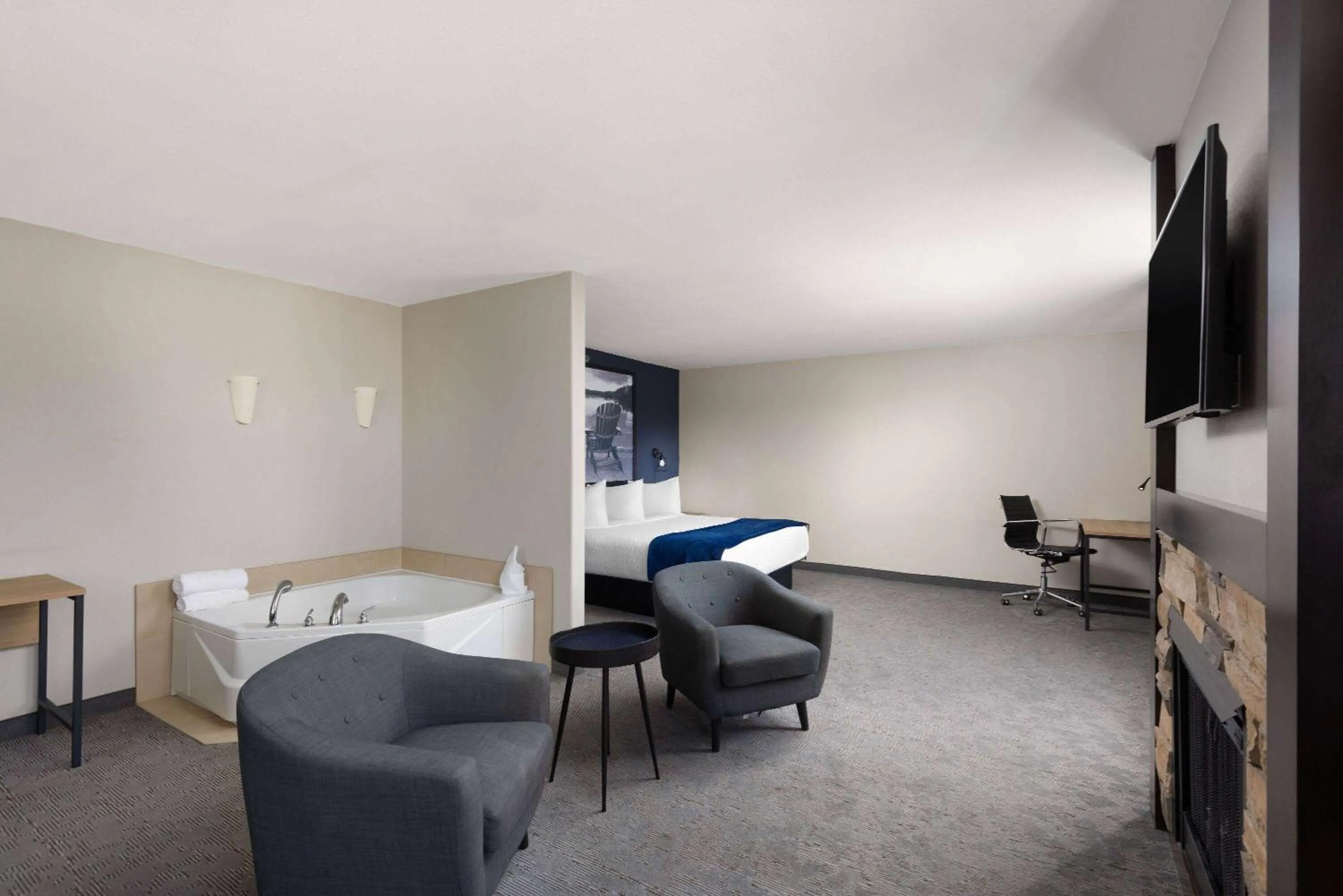 Photo of the whole room, Bed in Super 8 by Wyndham St-Jerome