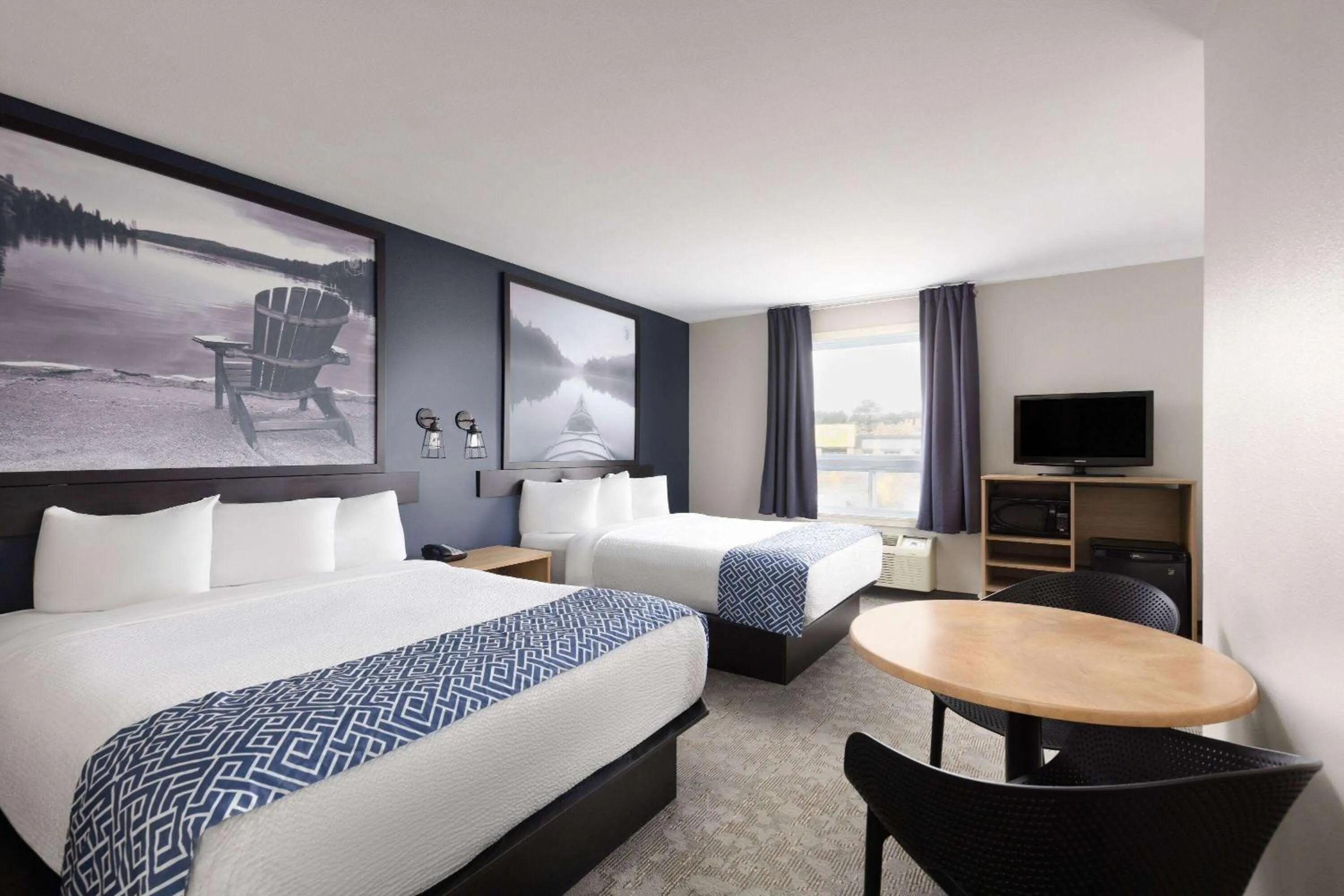 Photo of the whole room, Bed in Super 8 by Wyndham St-Jerome