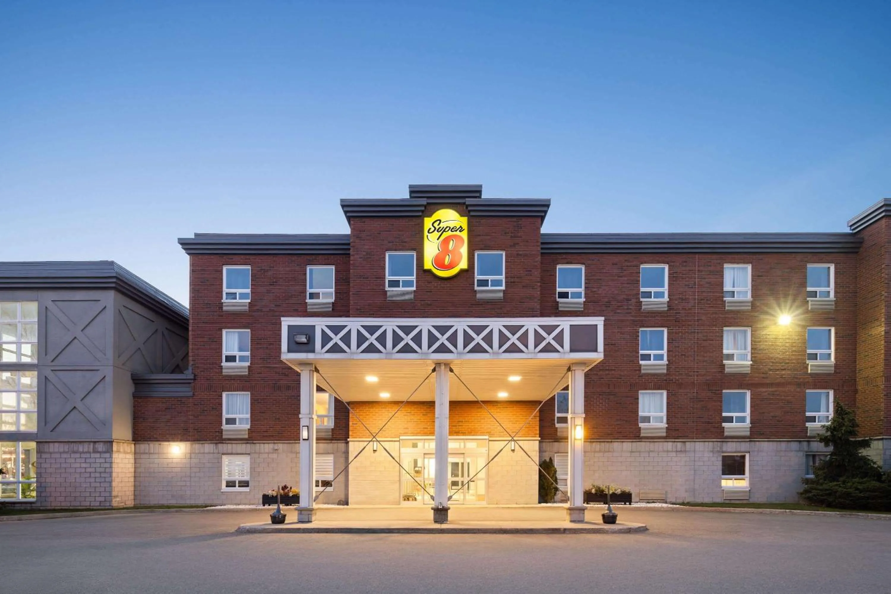 Property building in Super 8 by Wyndham St-Jerome