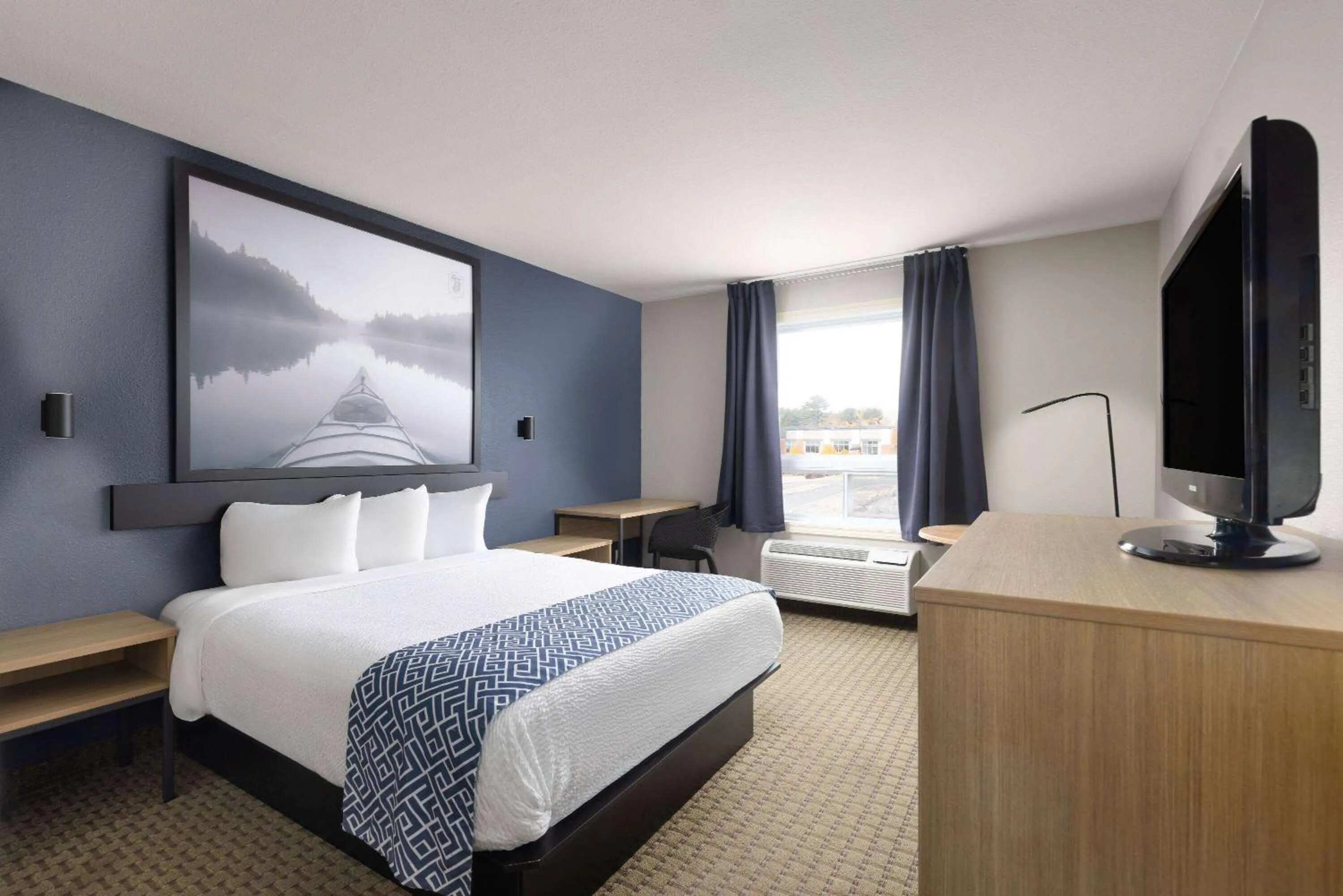 Photo of the whole room, Bed in Super 8 by Wyndham St-Jerome