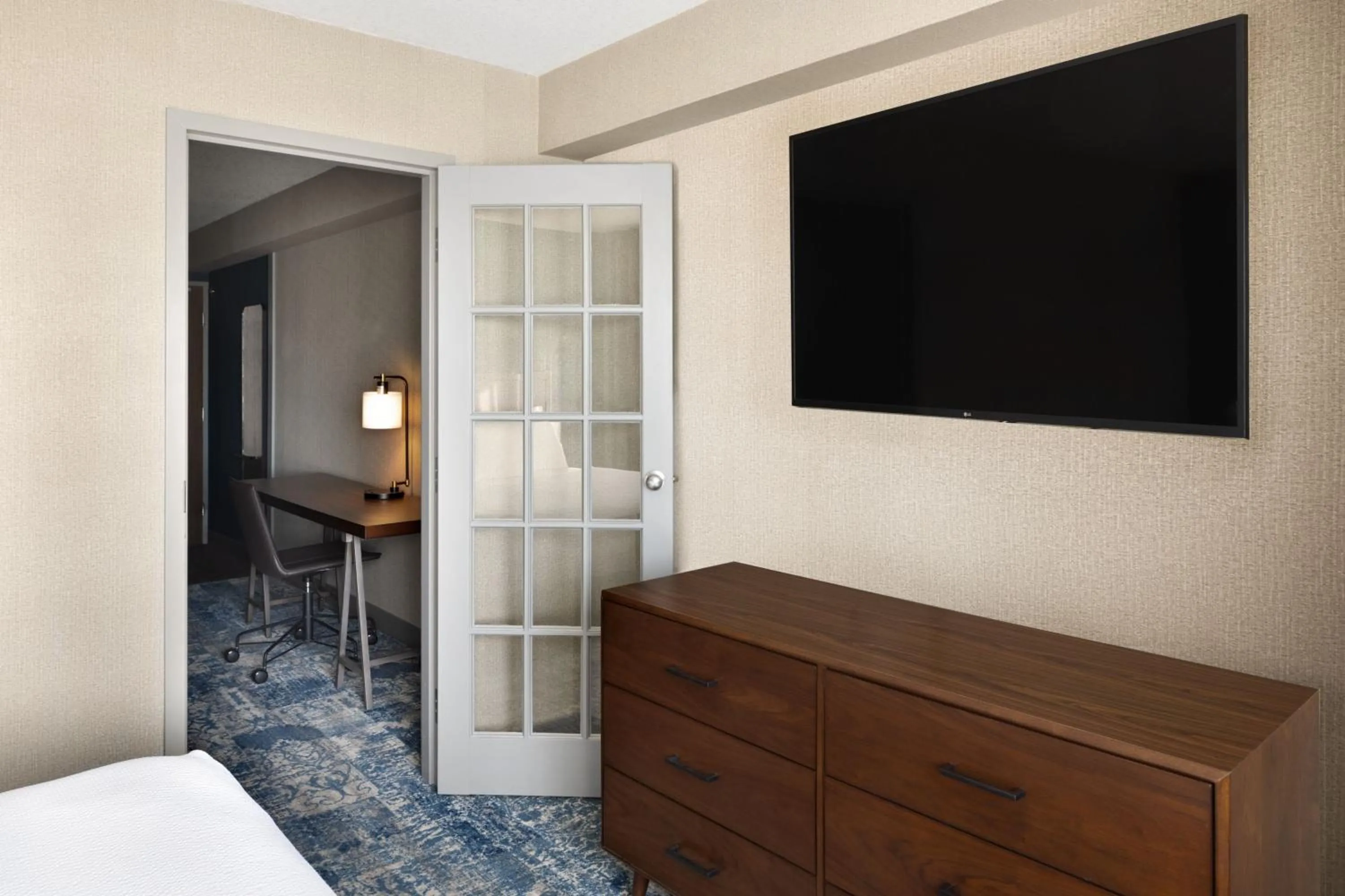 Bedroom, Bed in Four Points by Sheraton Edmonton South