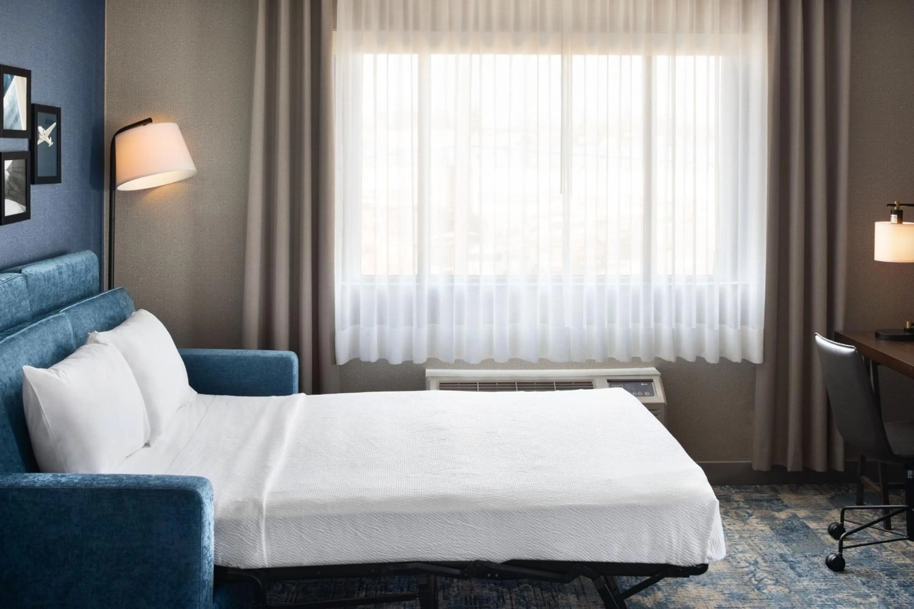 Photo of the whole room, Bed in Four Points by Sheraton Edmonton South