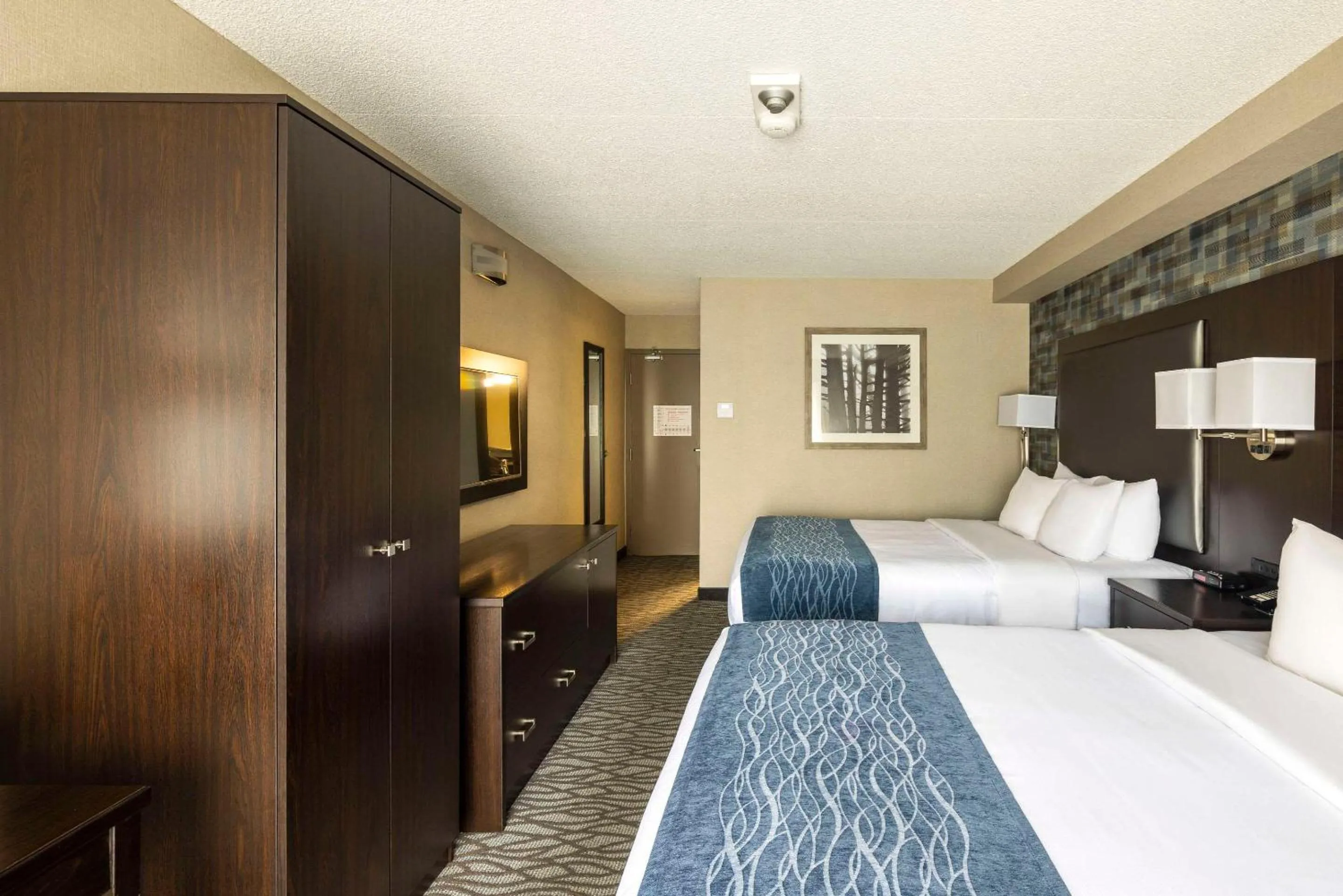 Bedroom, Bed in Comfort Inn Montreal Aeroport