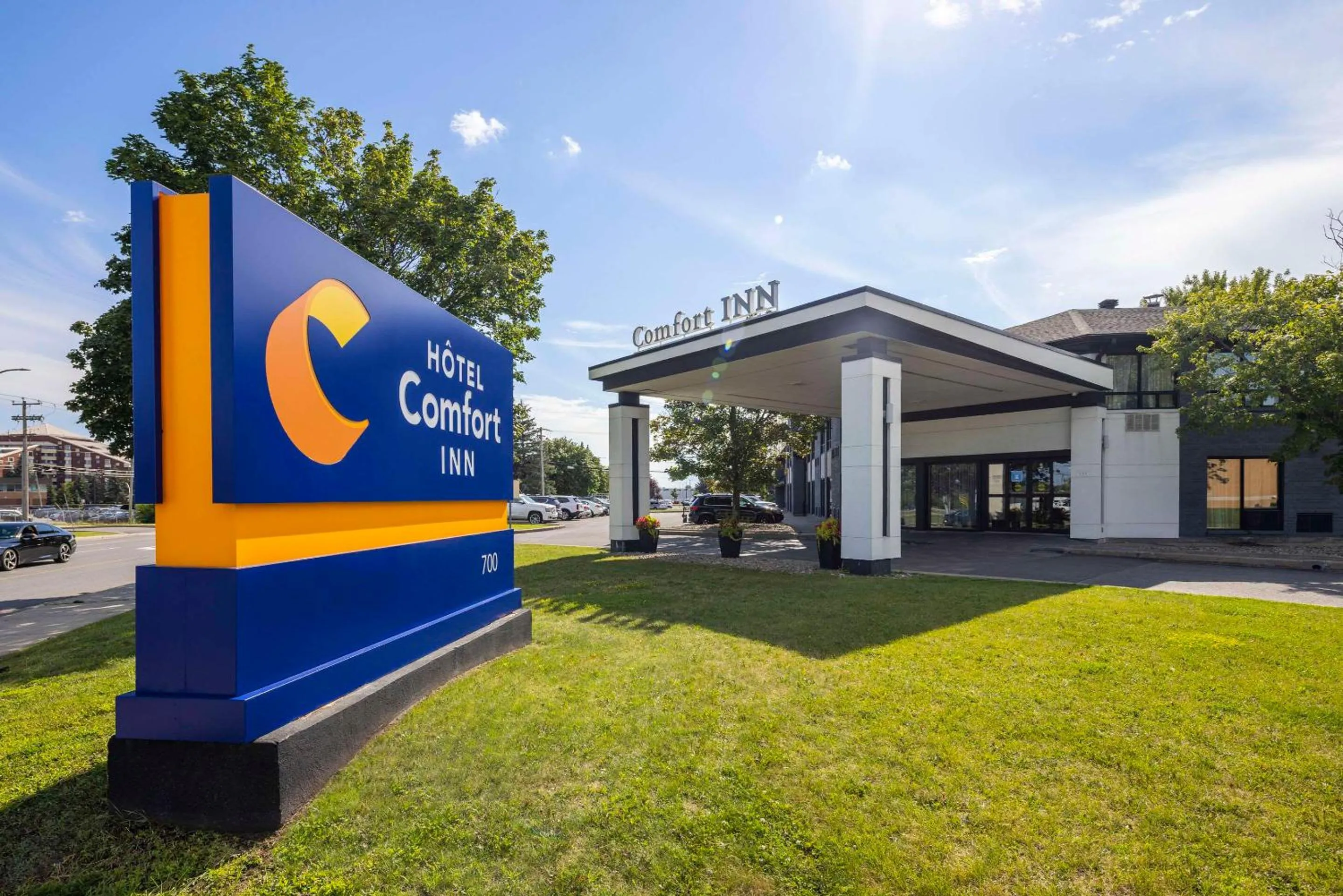 Property building in Comfort Inn Montreal Aeroport