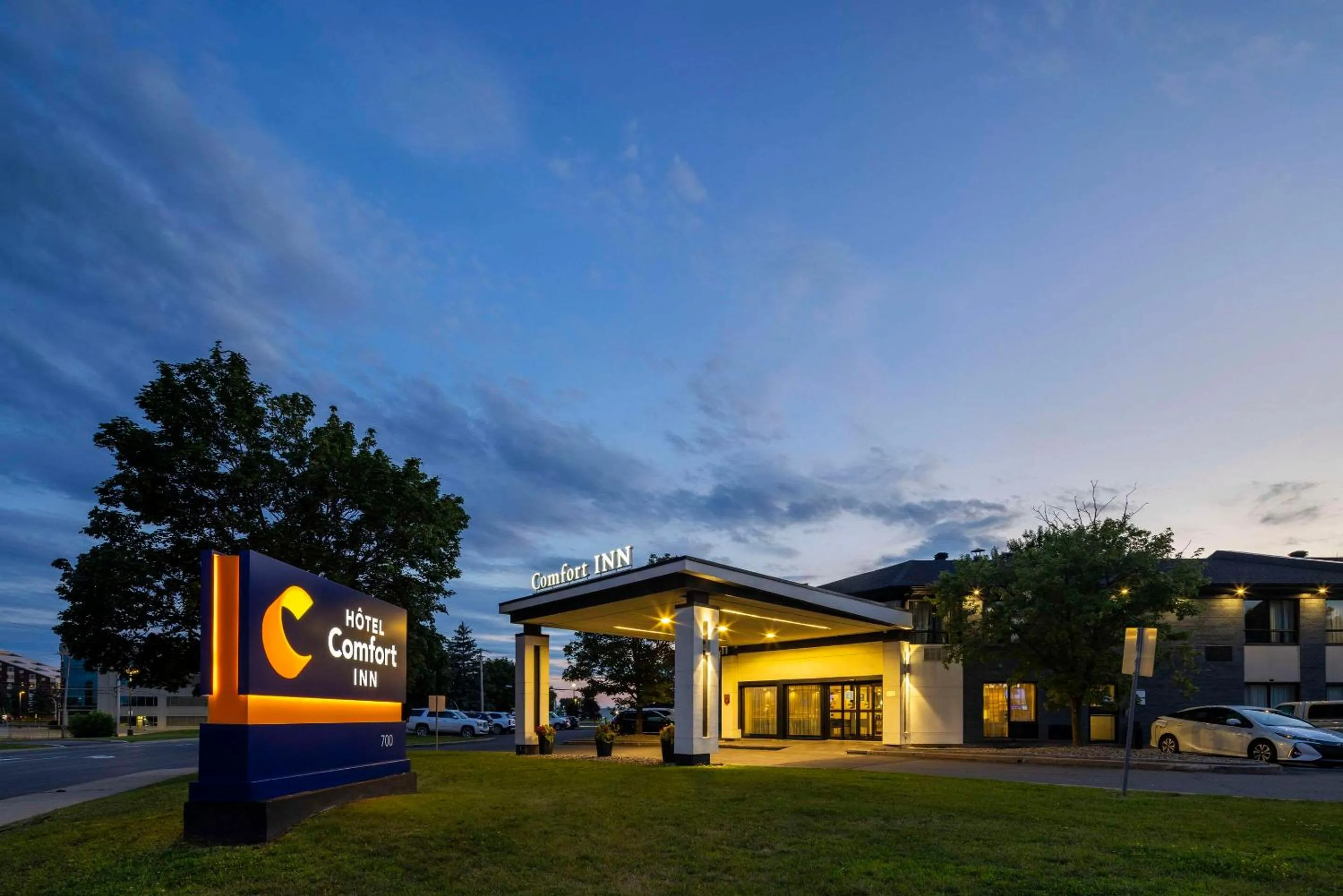 Property building in Comfort Inn Montreal Aeroport