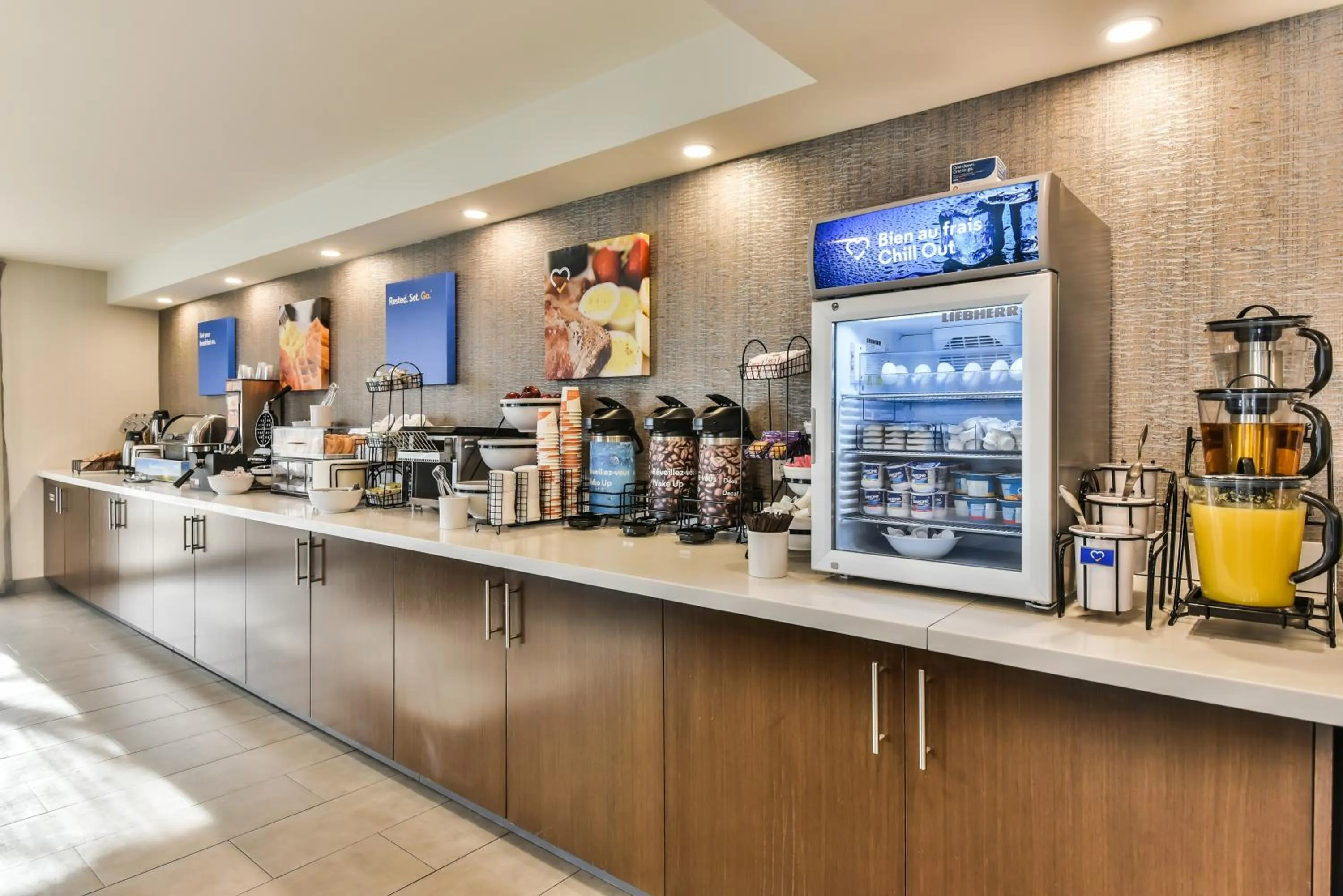 Restaurant/places to eat in Comfort Inn Montreal Aeroport