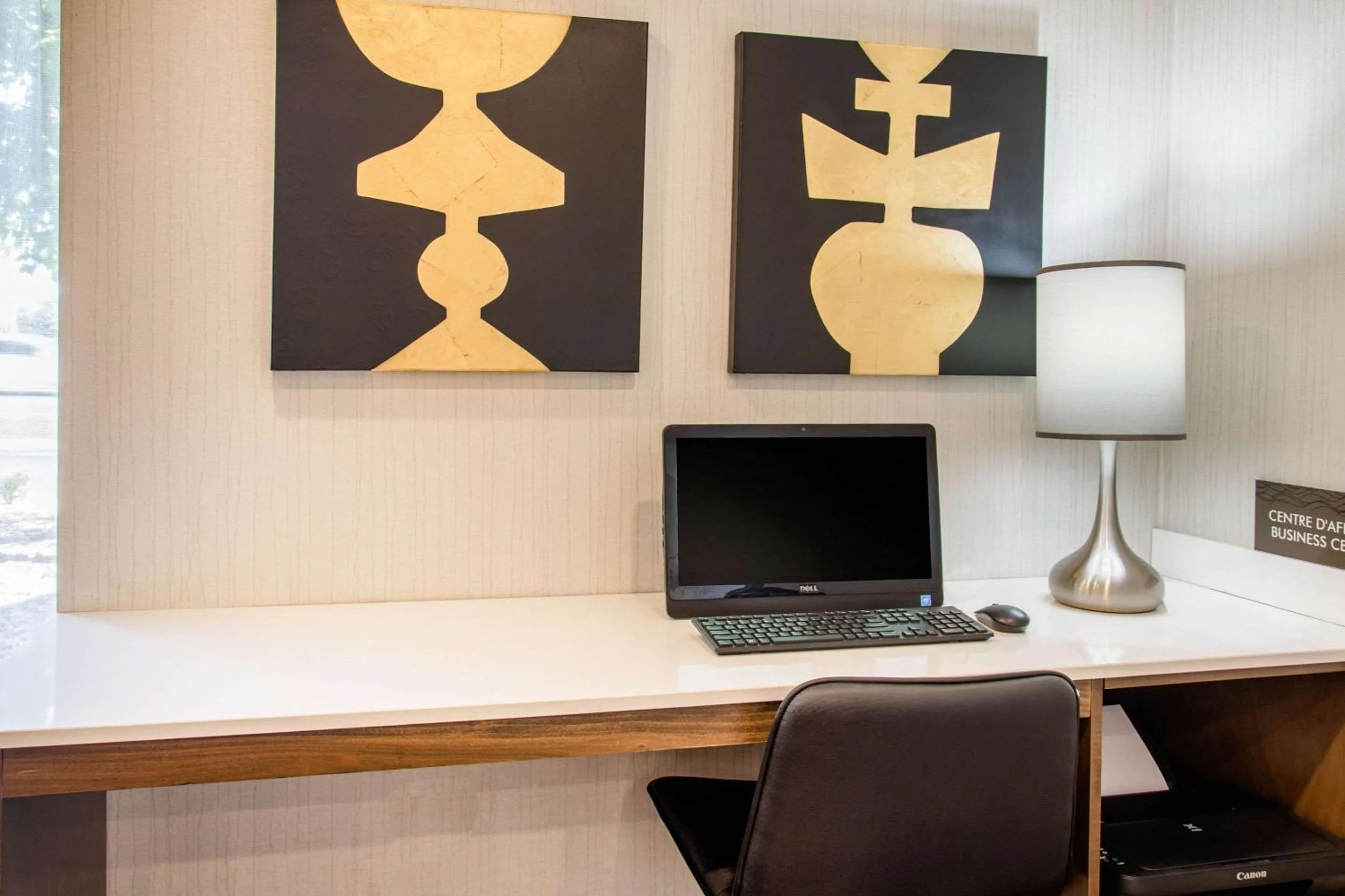 Business facilities in Comfort Inn Montreal Aeroport