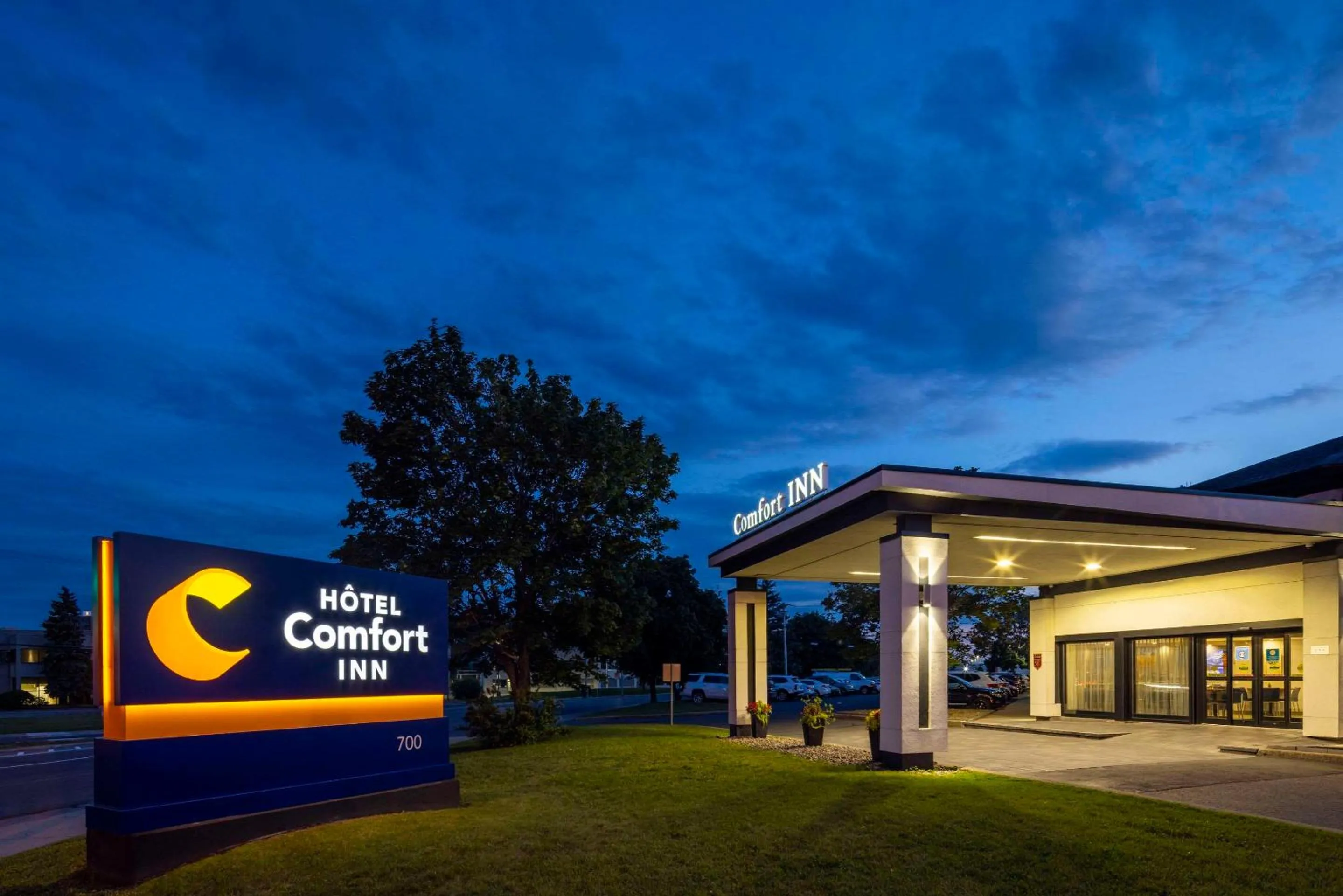 Property building in Comfort Inn Montreal Aeroport