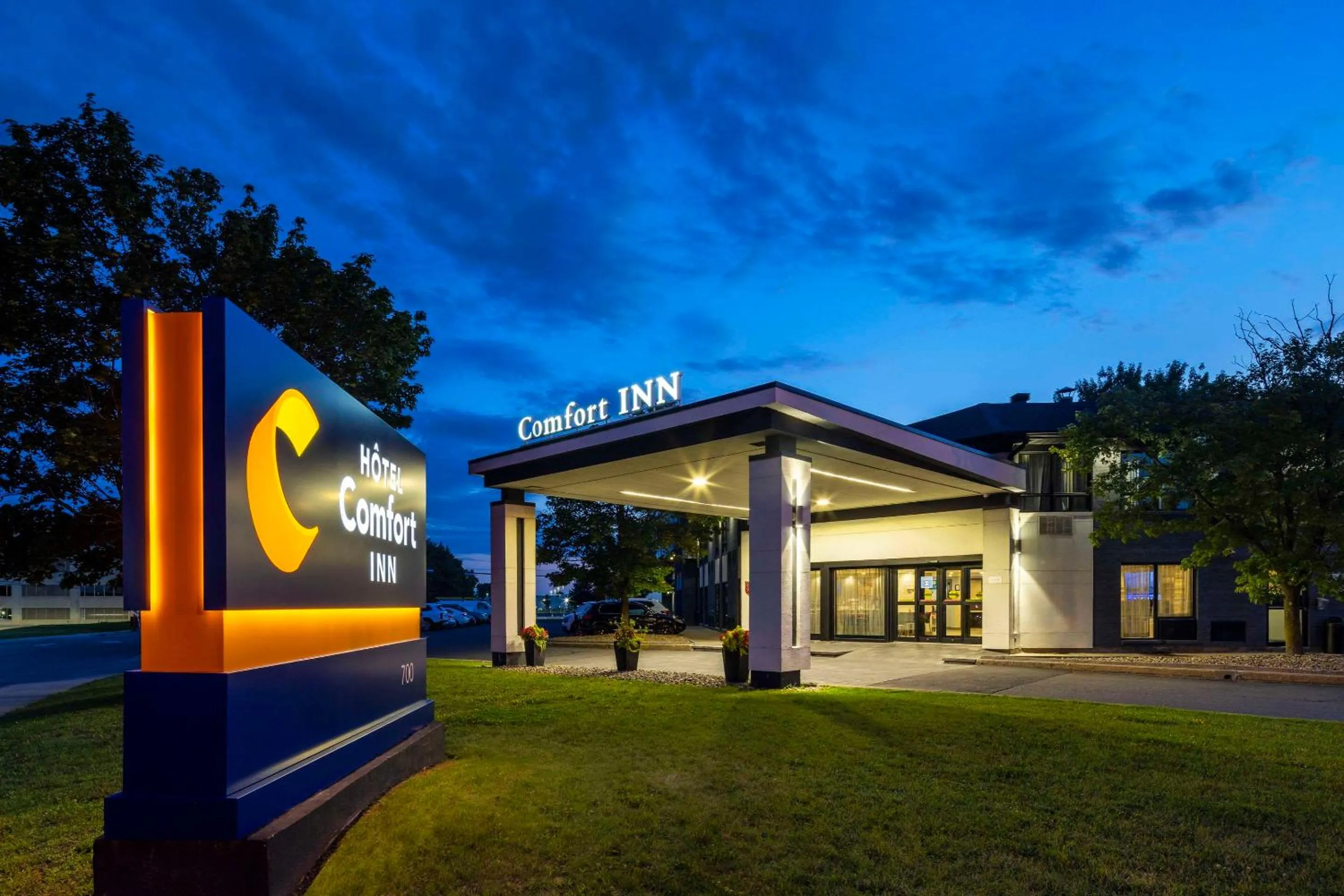 Property building in Comfort Inn Montreal Aeroport
