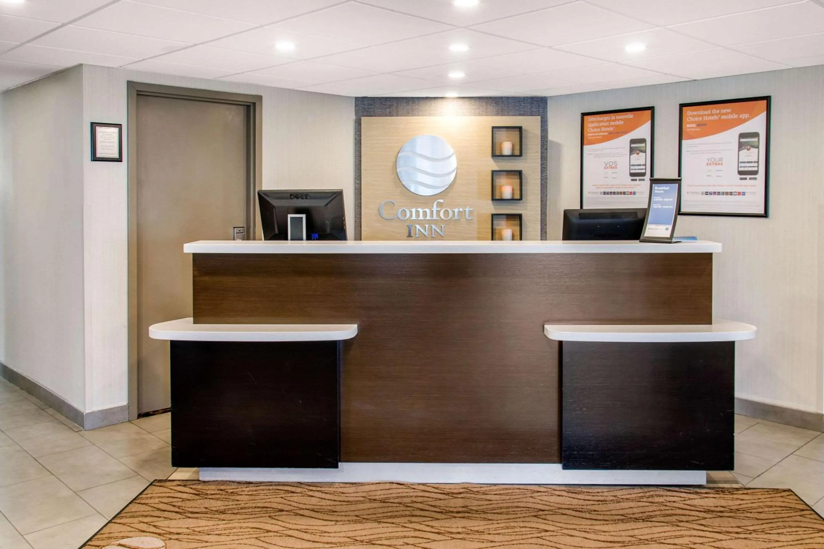Lobby or reception in Comfort Inn Montreal Aeroport