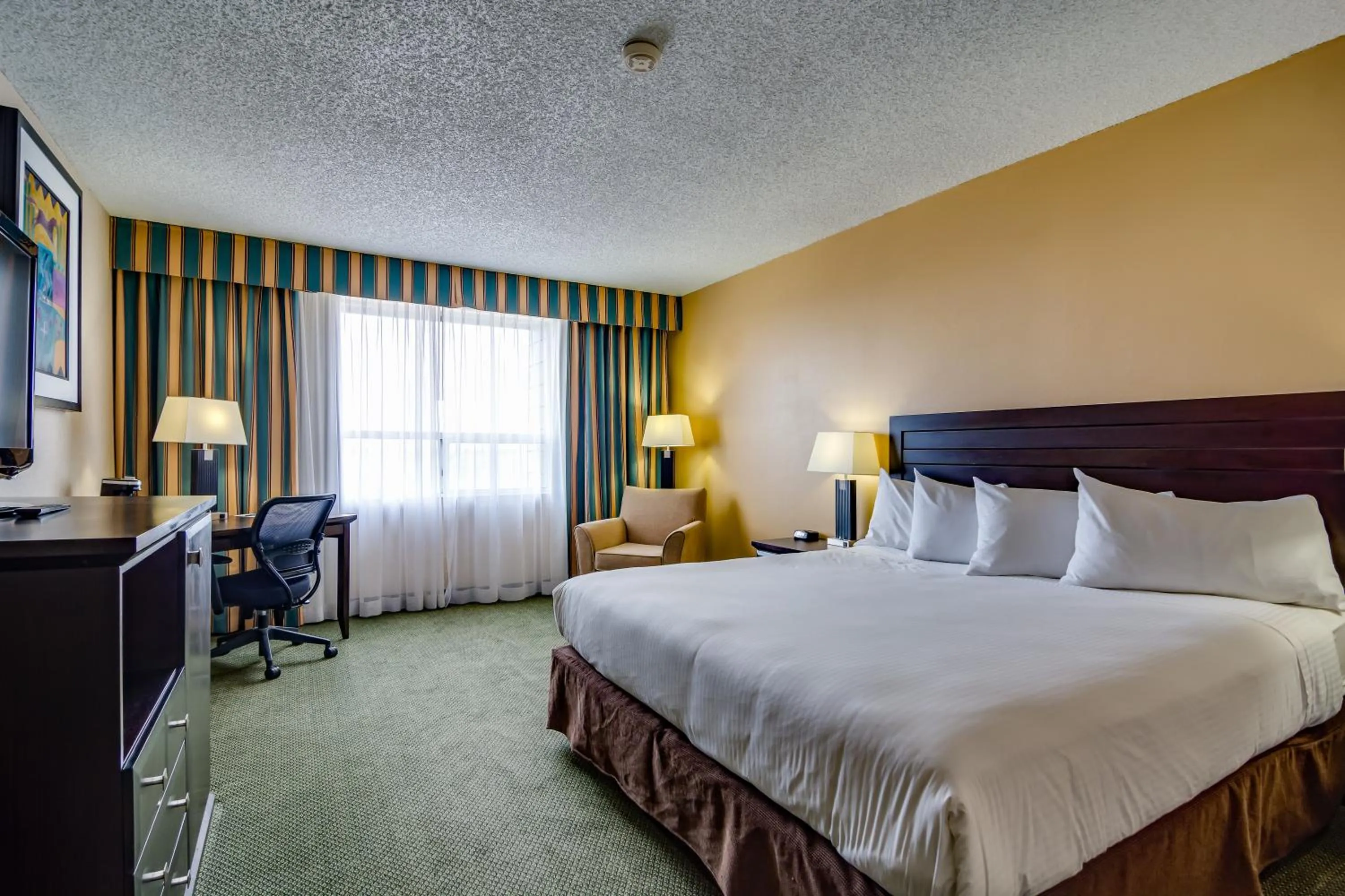 Photo of the whole room, Bed in Sawridge Inn and Conference Centre Edmonton South