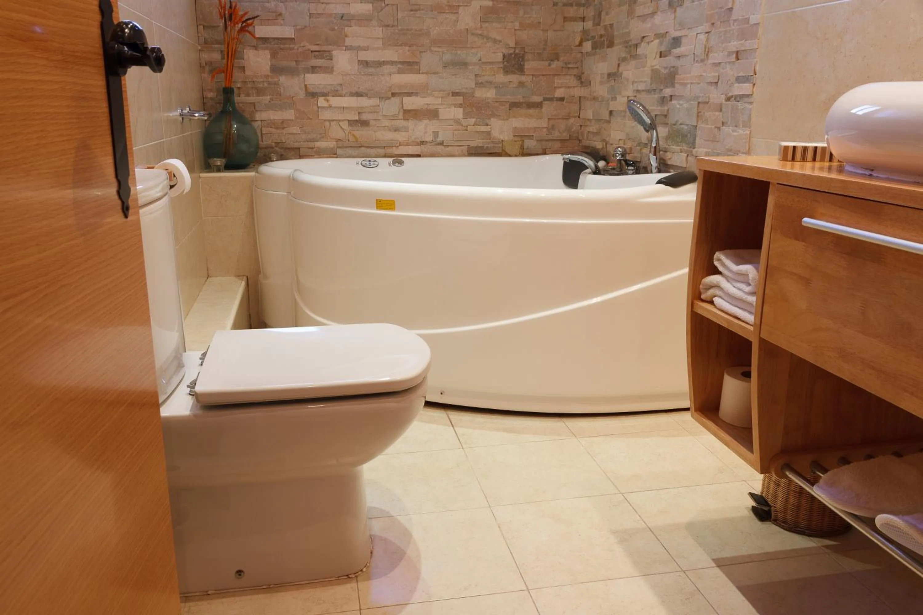 Hot Tub in El Molí de Pontons suites con jacuzzi spa