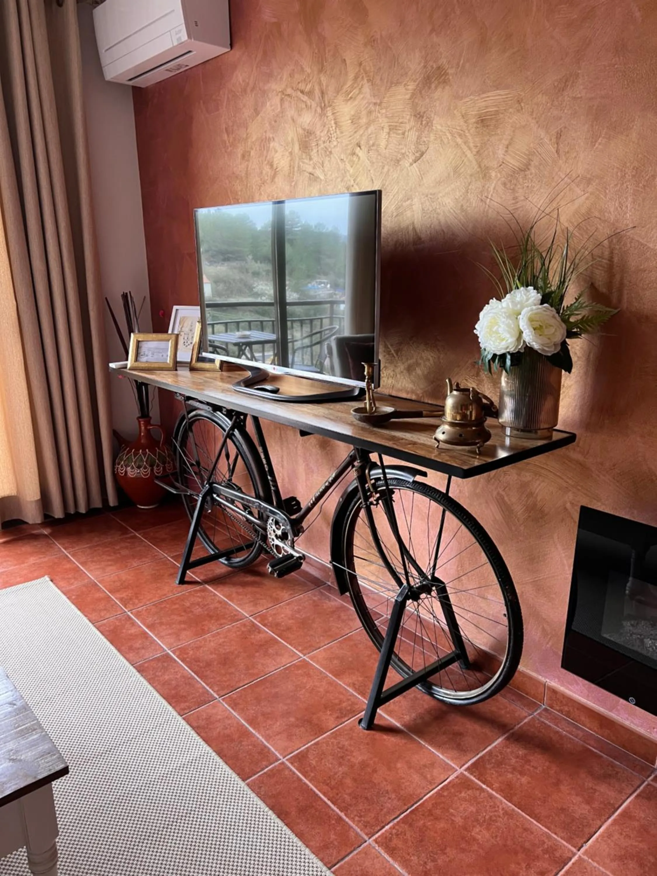 Dining area in El Molí de Pontons suites con jacuzzi spa