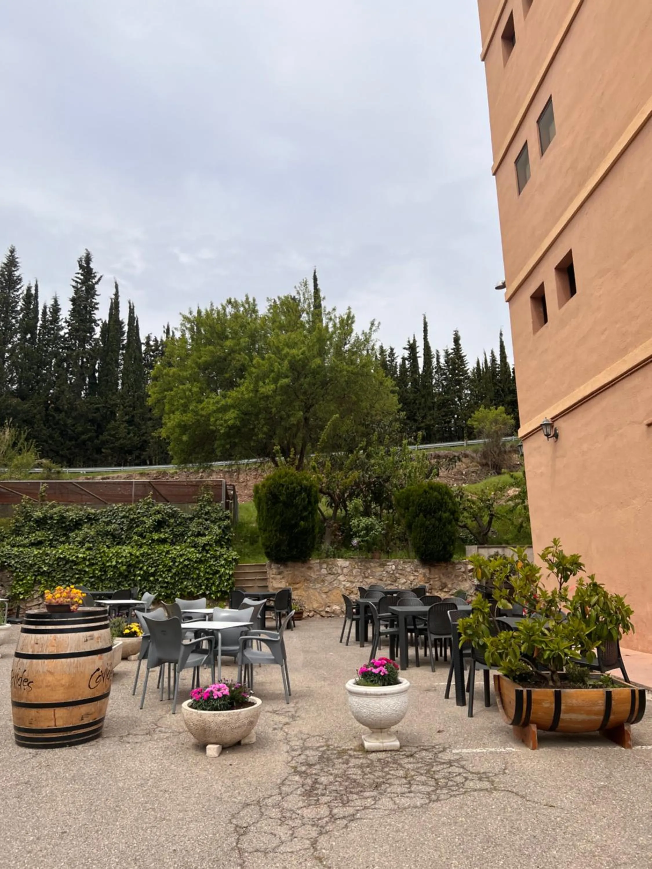 Garden view in El Molí de Pontons suites con jacuzzi spa