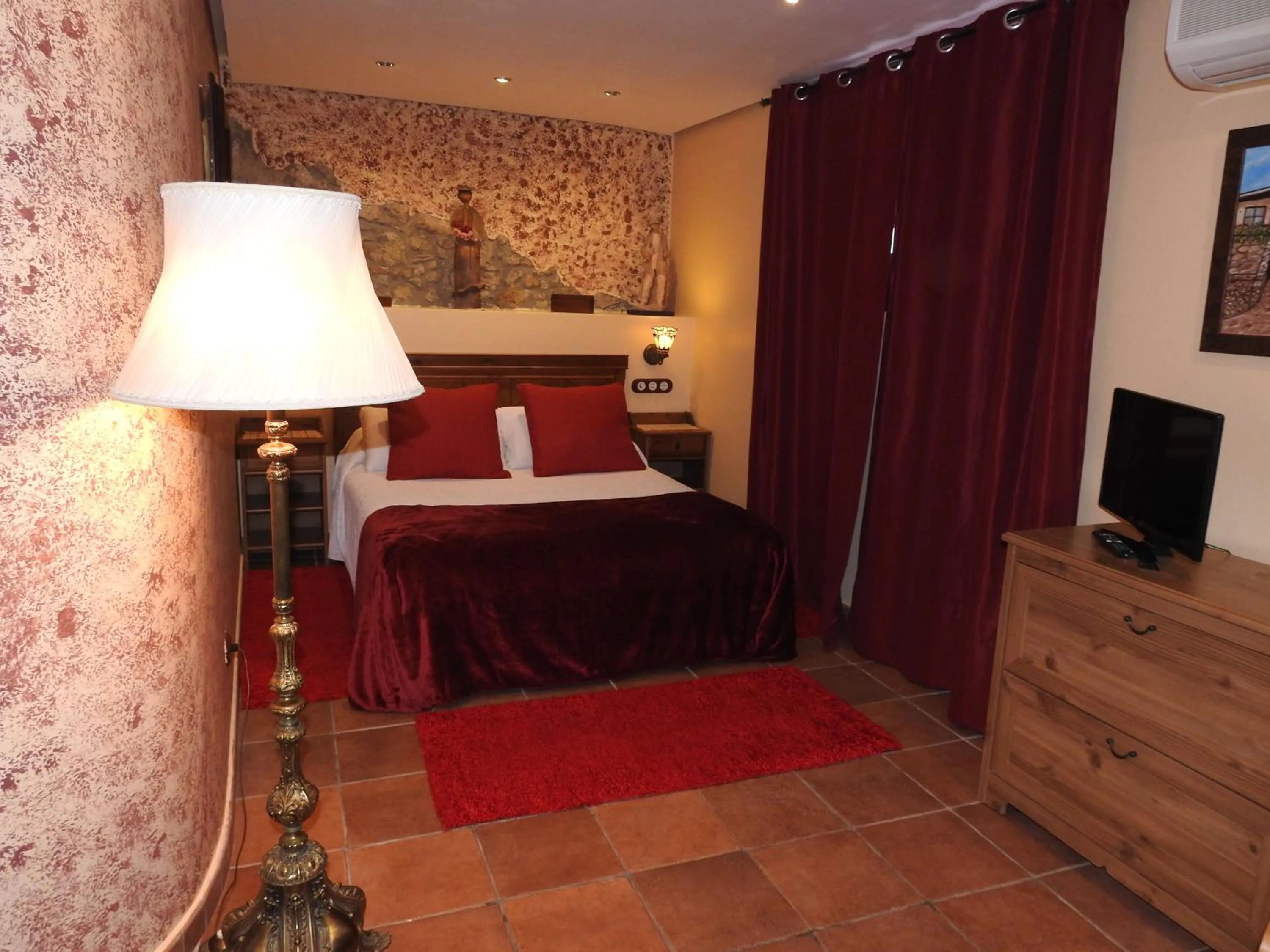 Bed in El Molí de Pontons suites con jacuzzi spa