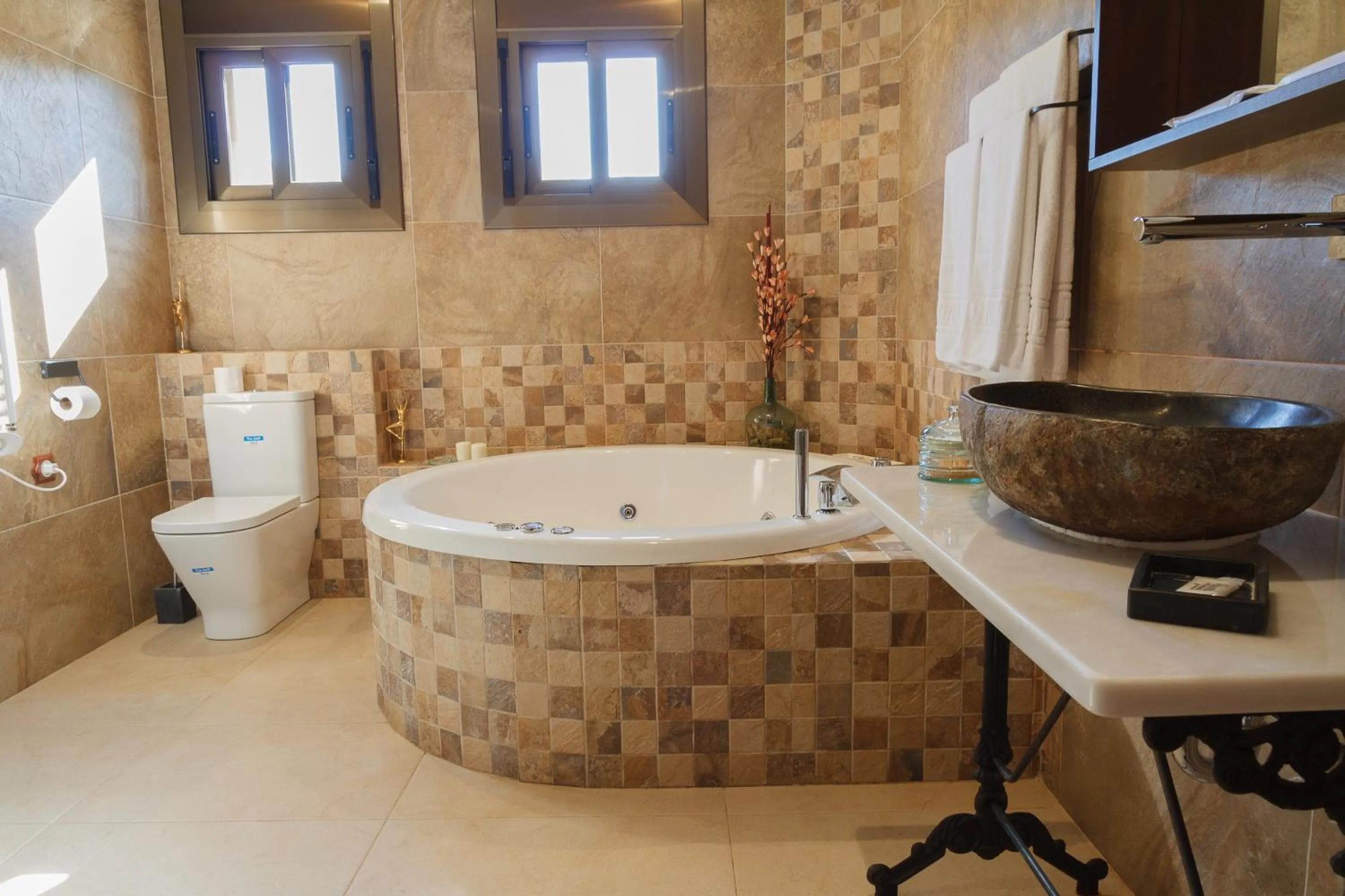 Hot Tub in El Molí de Pontons suites con jacuzzi spa