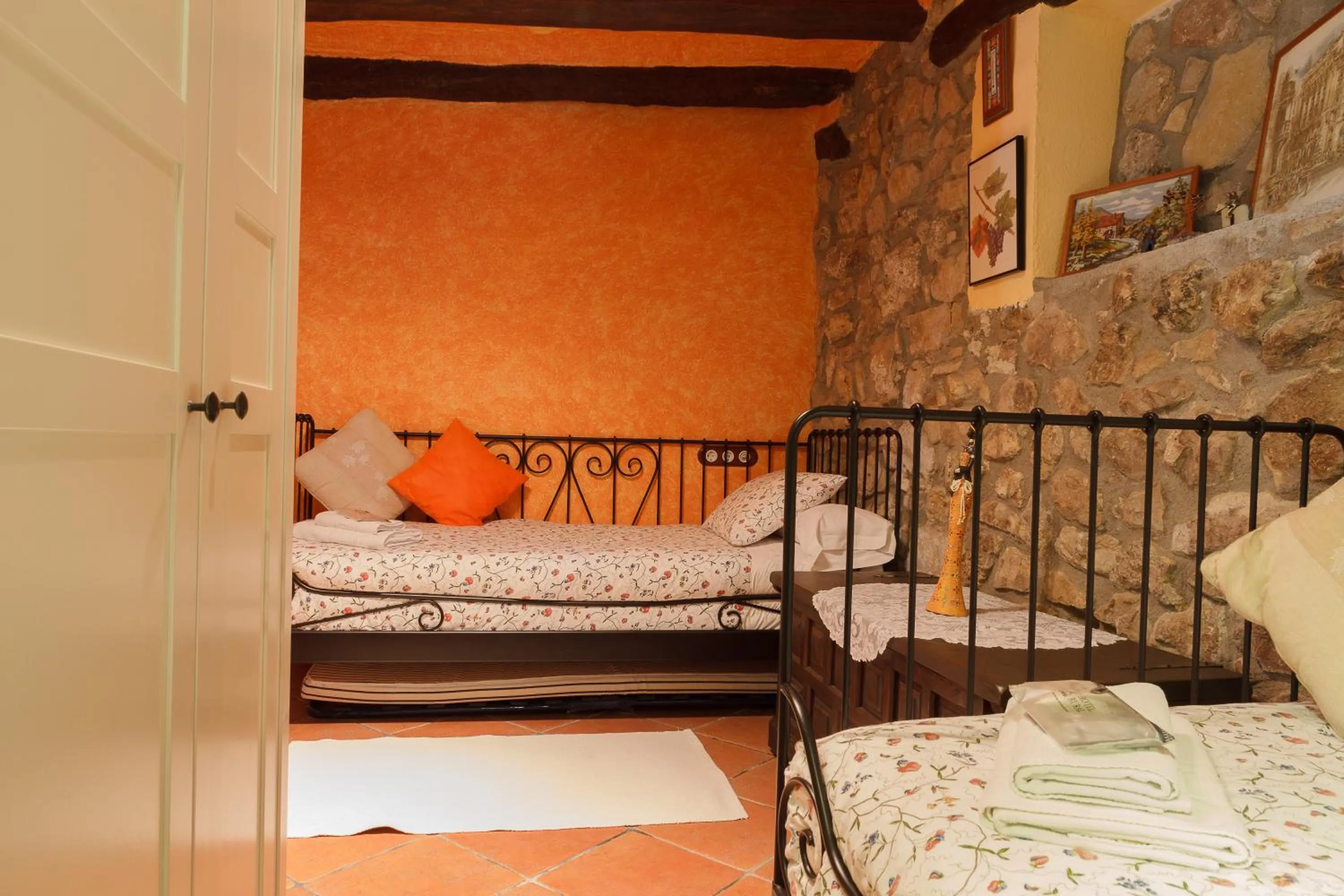 Bed in El Molí de Pontons suites con jacuzzi spa