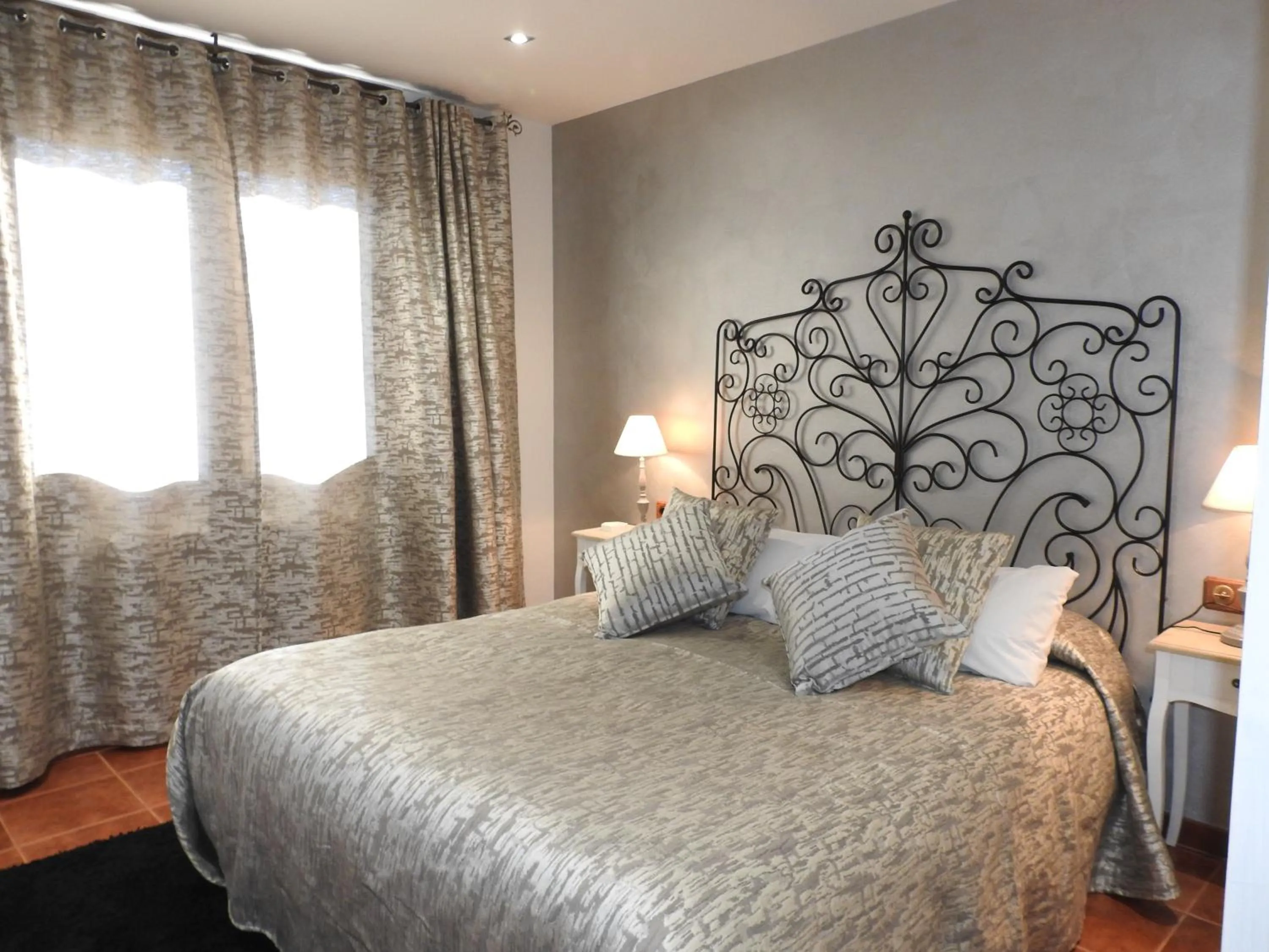 Bed in El Molí de Pontons suites con jacuzzi spa