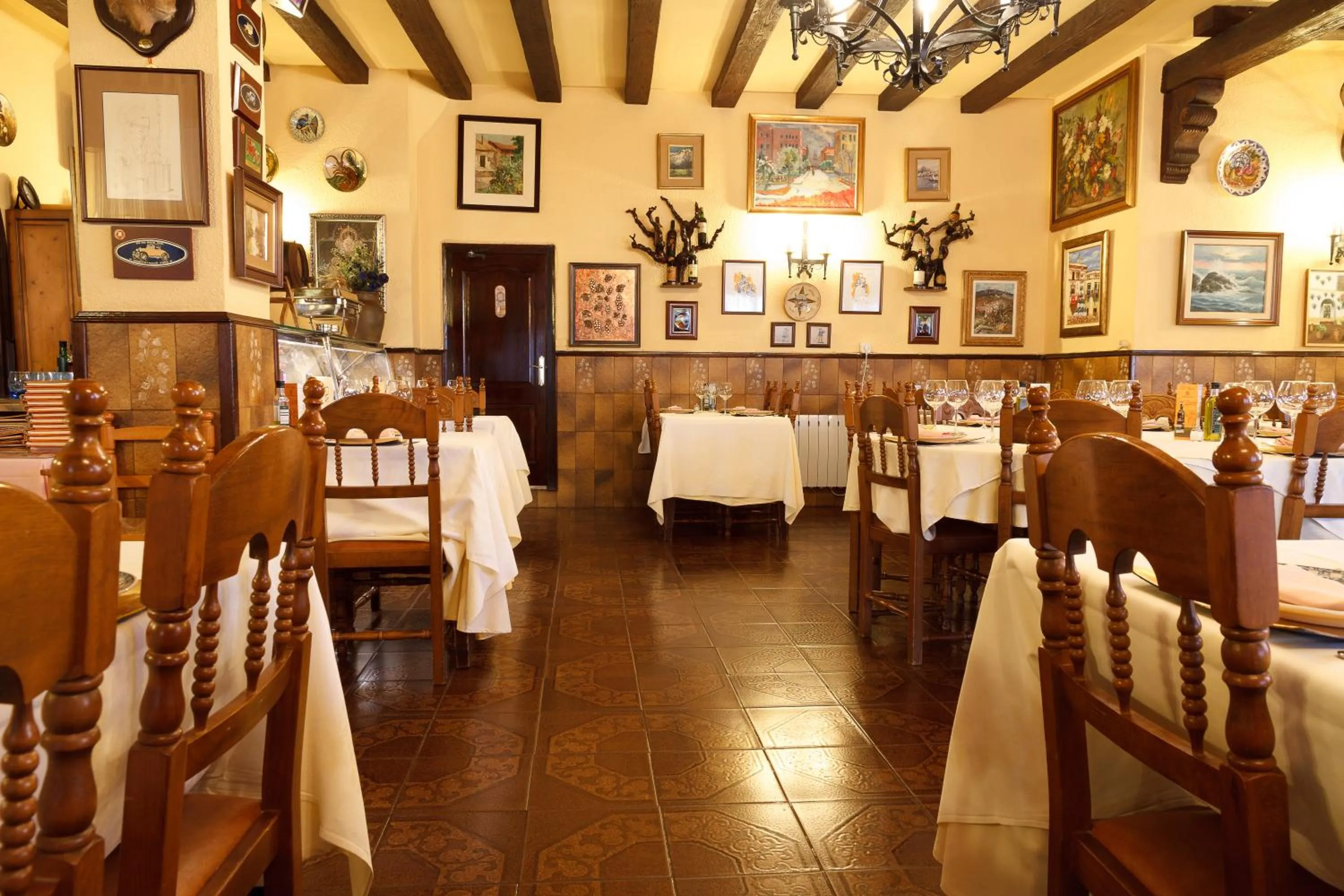 Restaurant/places to eat in El Molí de Pontons suites con jacuzzi spa