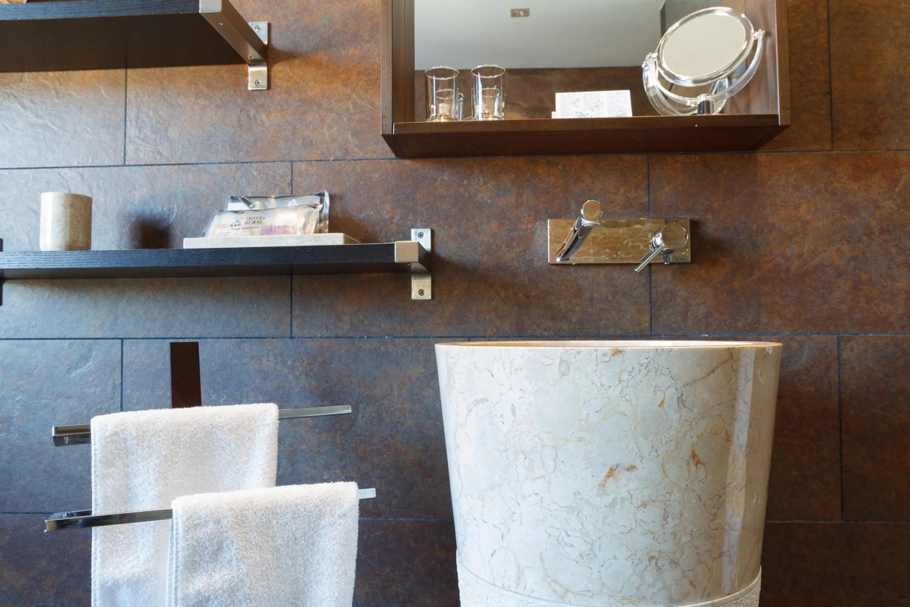 Bathroom in El Molí de Pontons suites con jacuzzi spa