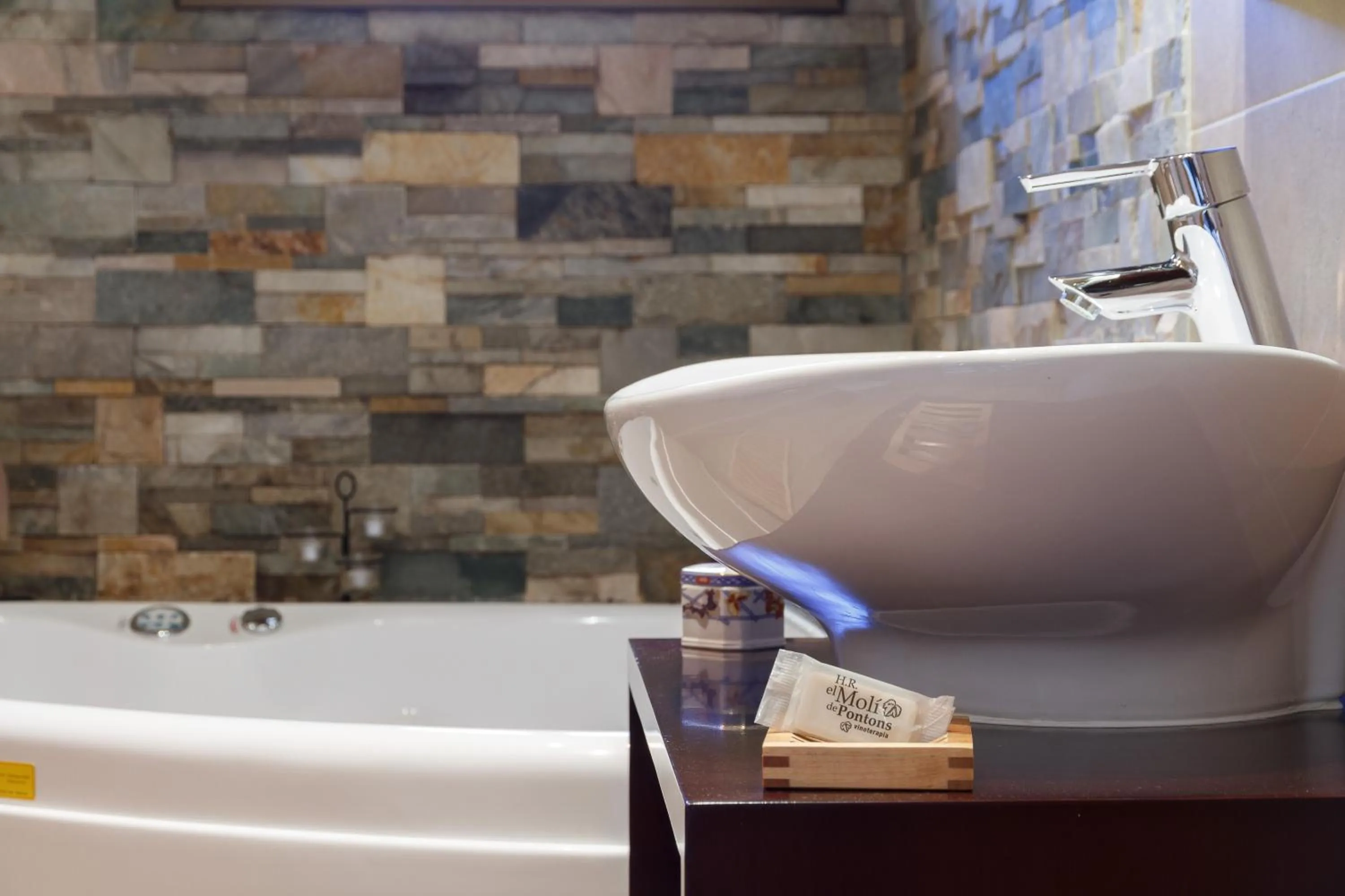 Bathroom in El Molí de Pontons suites con jacuzzi spa