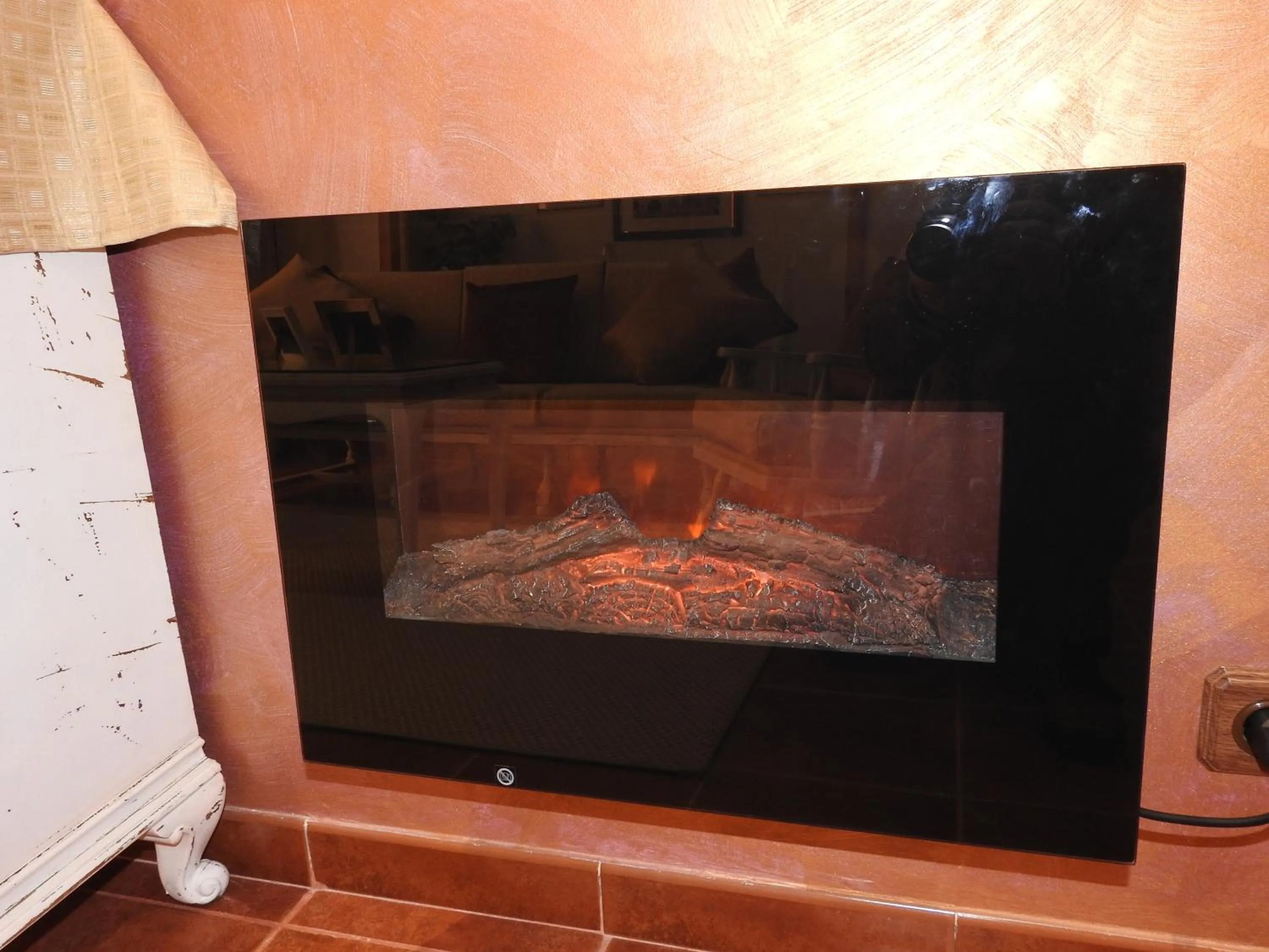 Communal lounge/ TV room in El Molí de Pontons suites con jacuzzi spa