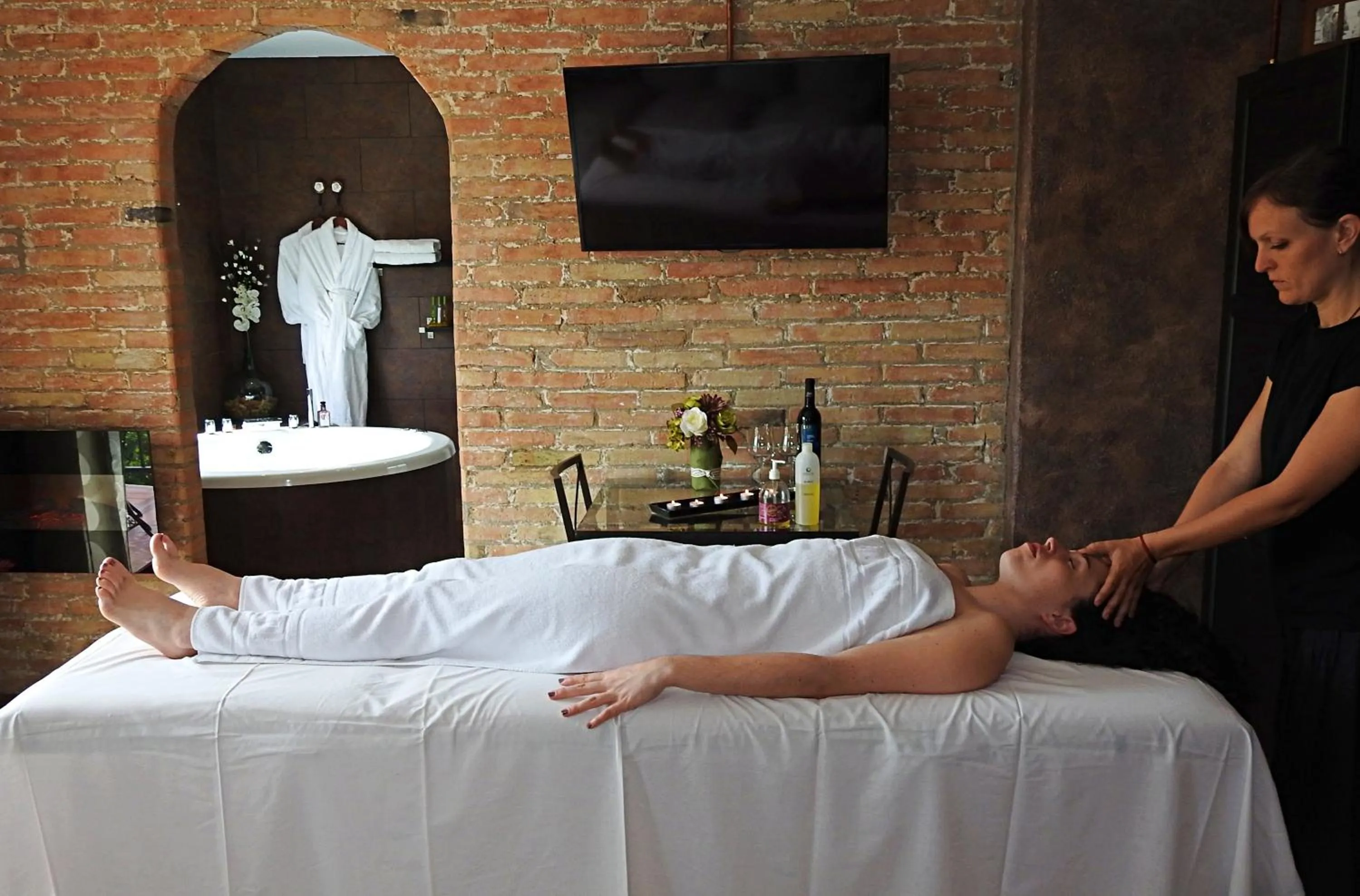 Massage in El Molí de Pontons suites con jacuzzi spa