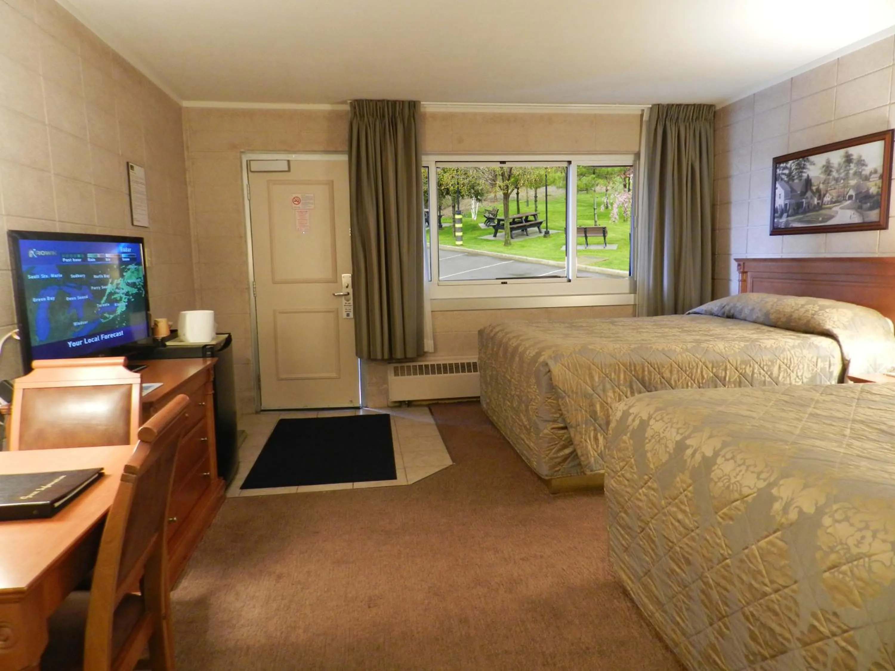 Photo of the whole room, Bed in Capri Inn