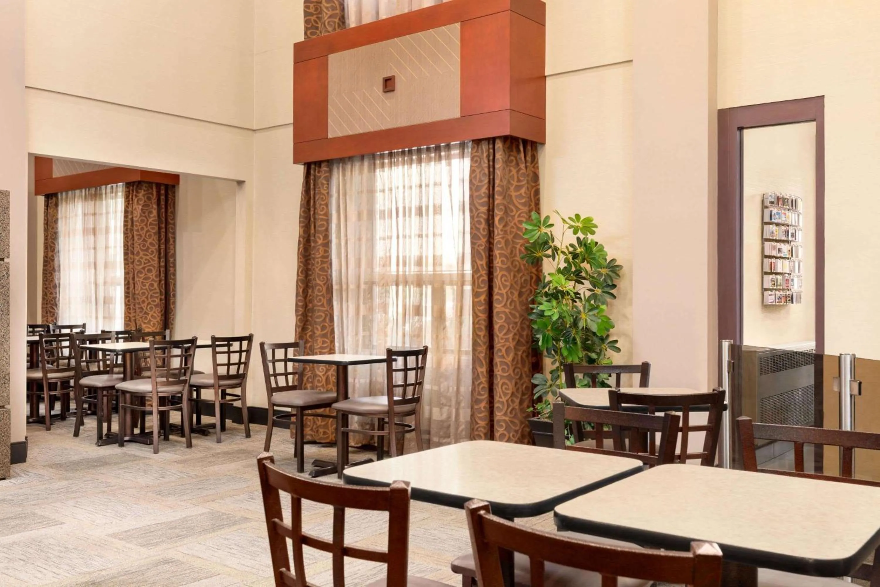 Restaurant/places to eat in Travelodge by Wyndham Oshawa Whitby