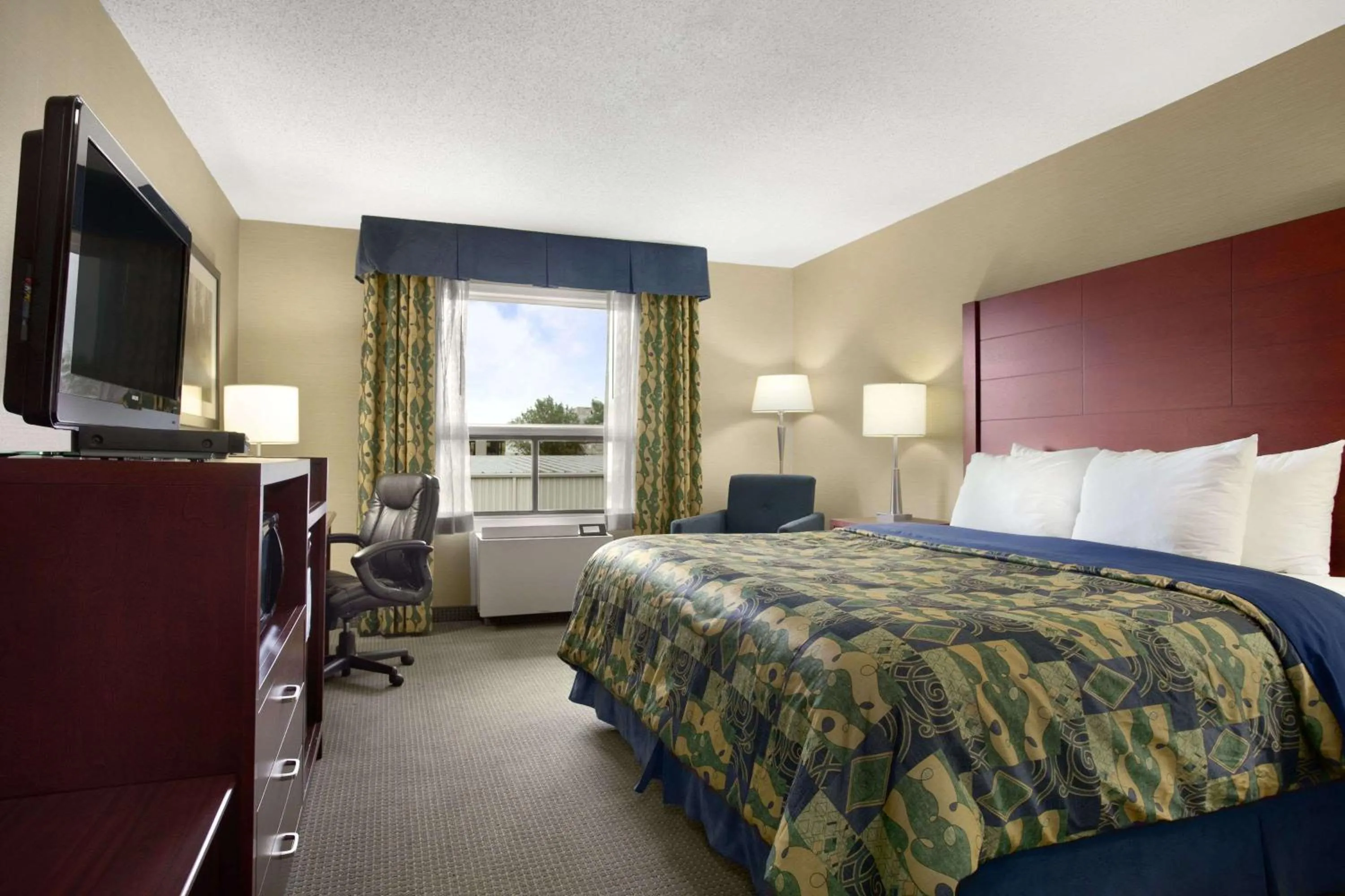 Bedroom in Travelodge by Wyndham Oshawa Whitby