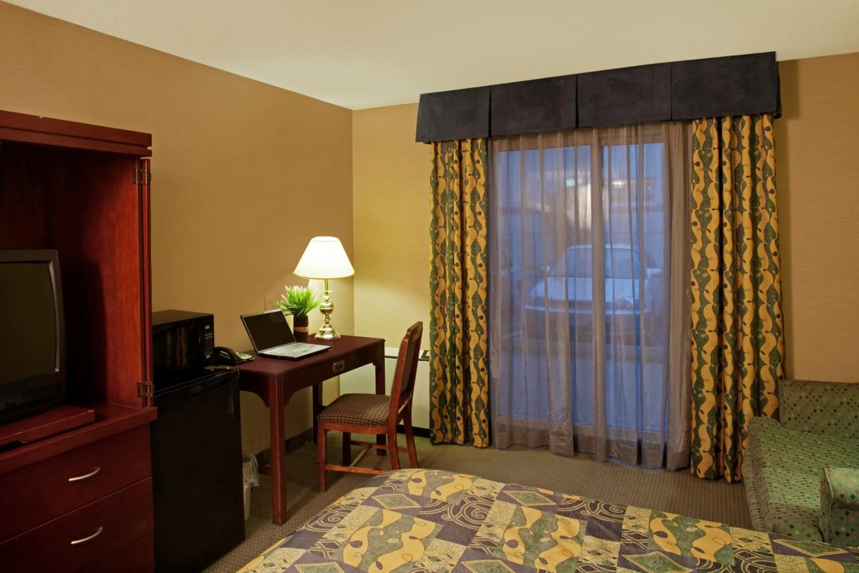 TV and multimedia in Travelodge by Wyndham Oshawa Whitby