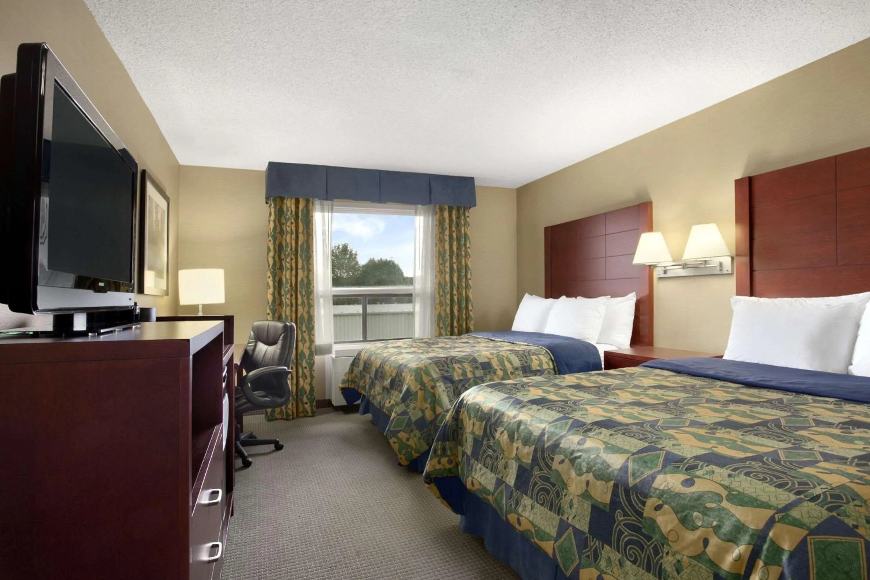 Bedroom in Travelodge by Wyndham Oshawa Whitby