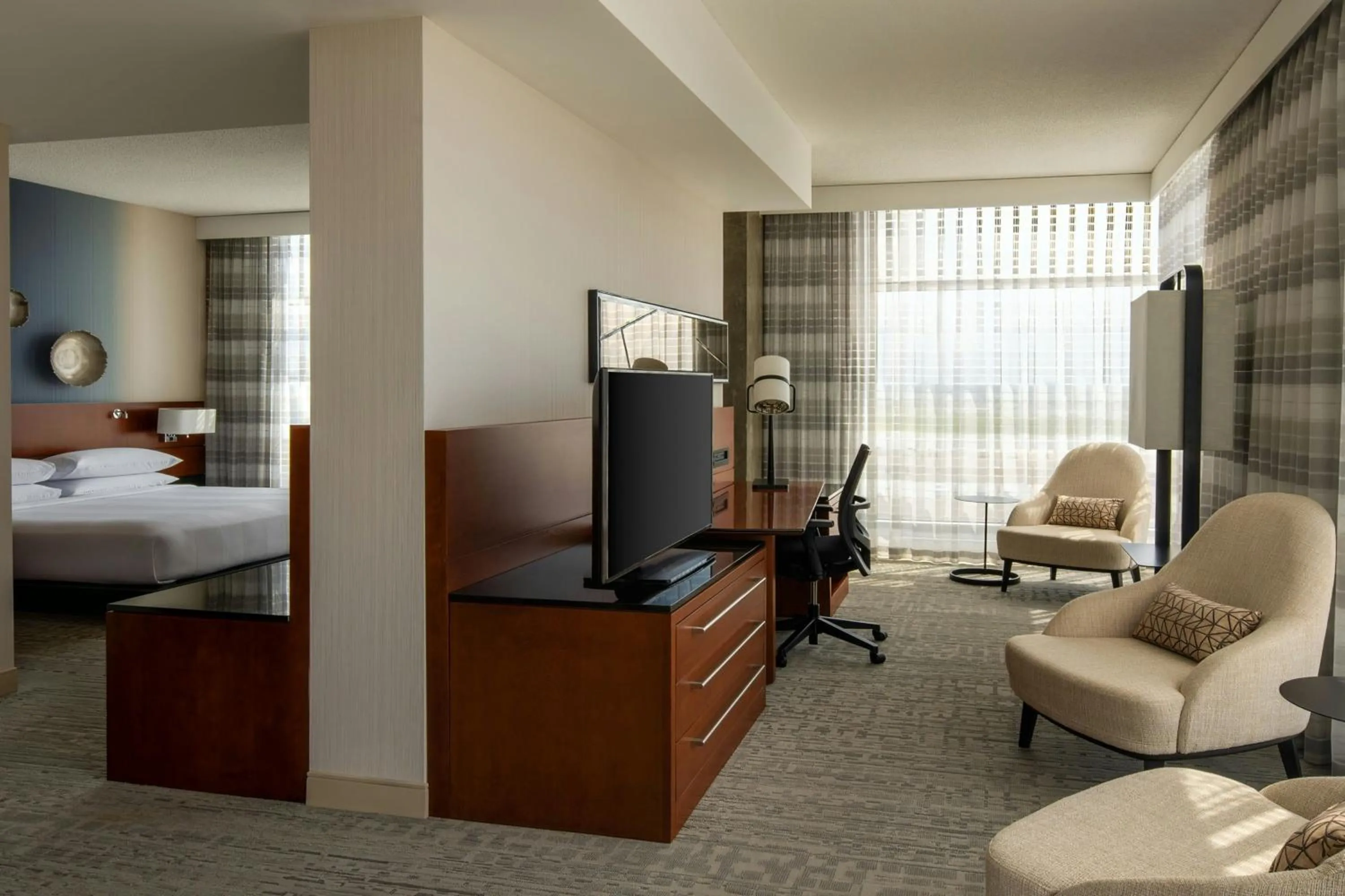 Living room, Bed in Marriott Montreal Airport In-Terminal Hotel