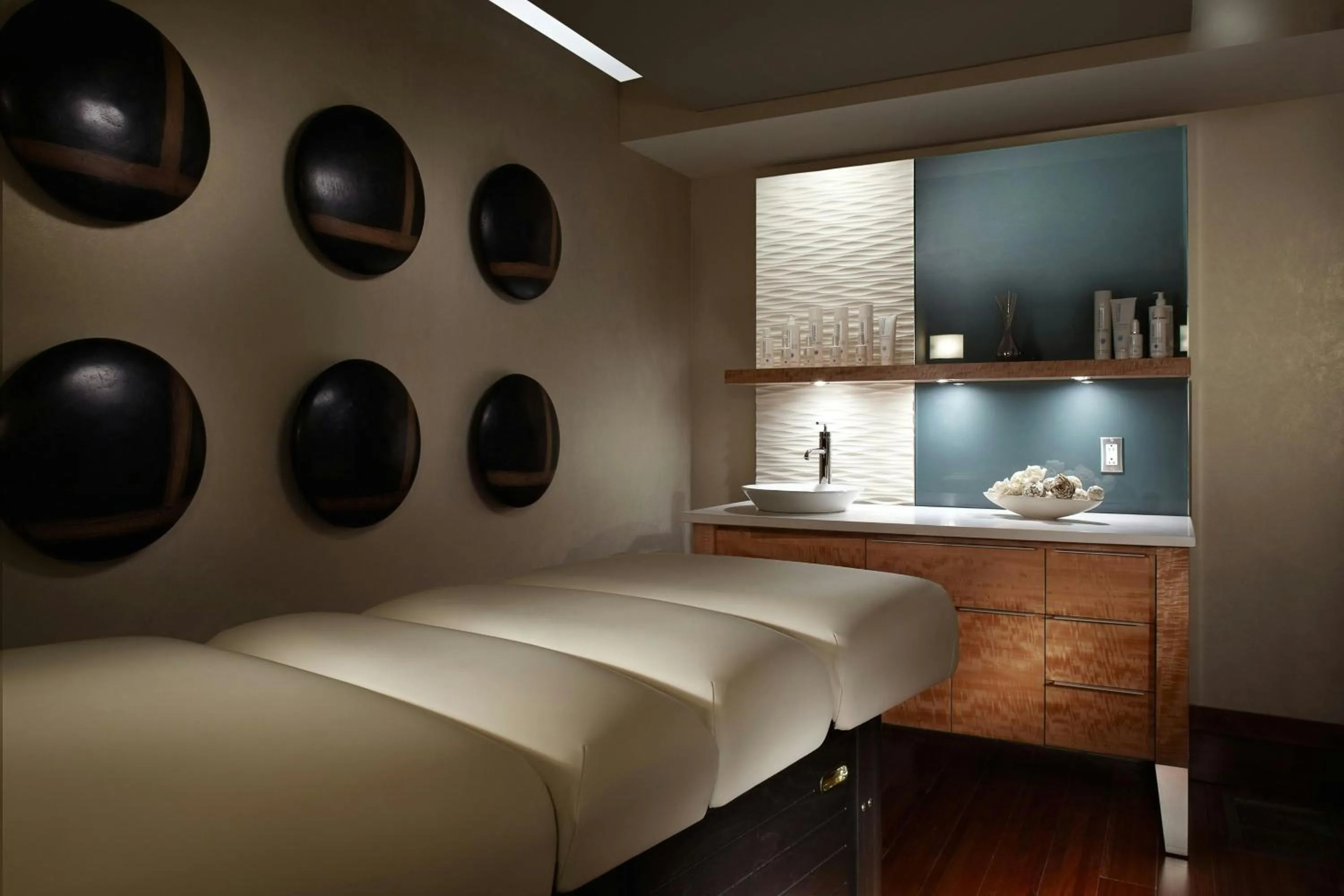 Spa and wellness centre/facilities, Bed in Marriott Montreal Airport In-Terminal Hotel