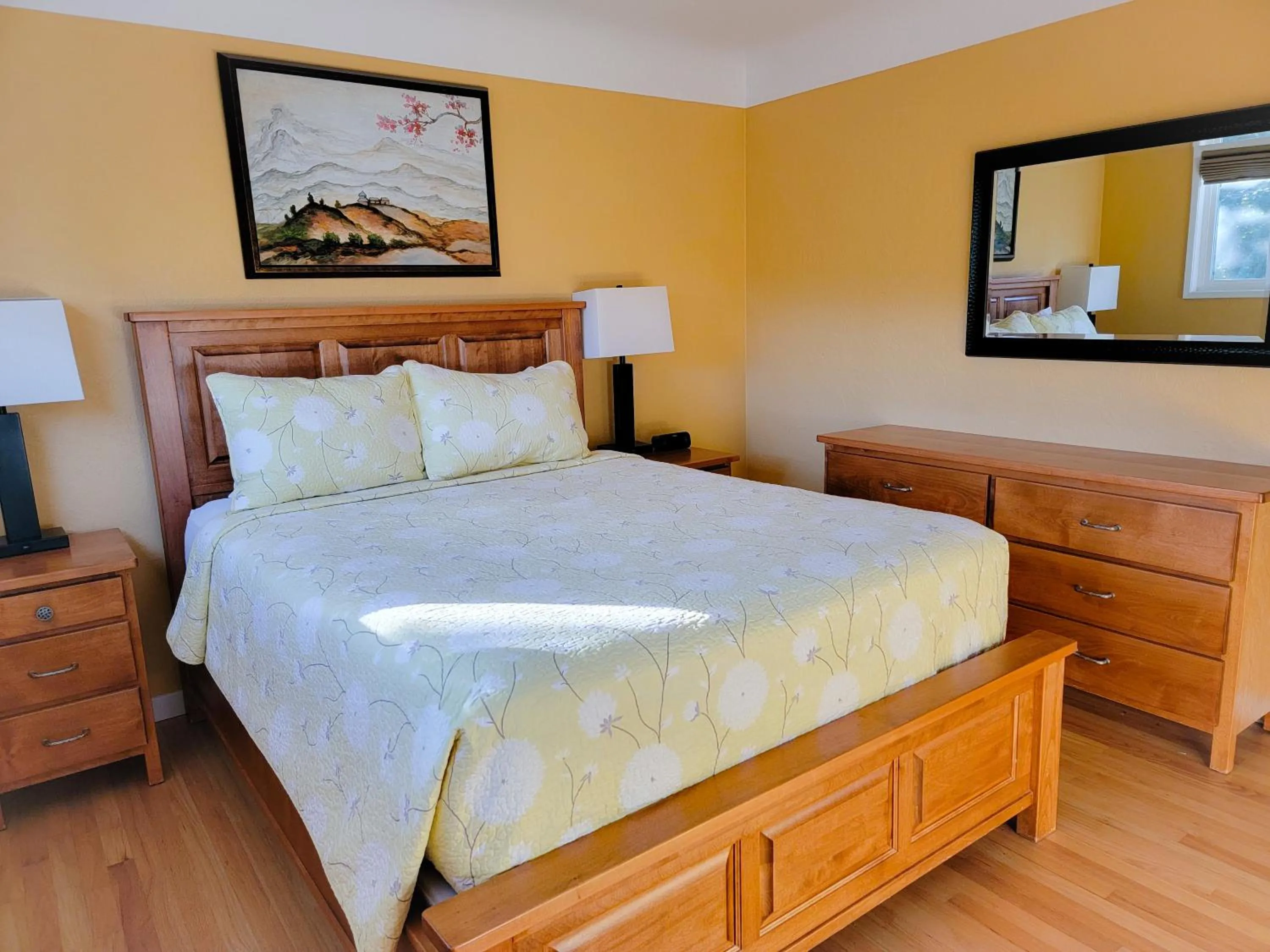 Bed in James Bay Inn Hotel, Suites & Cottage