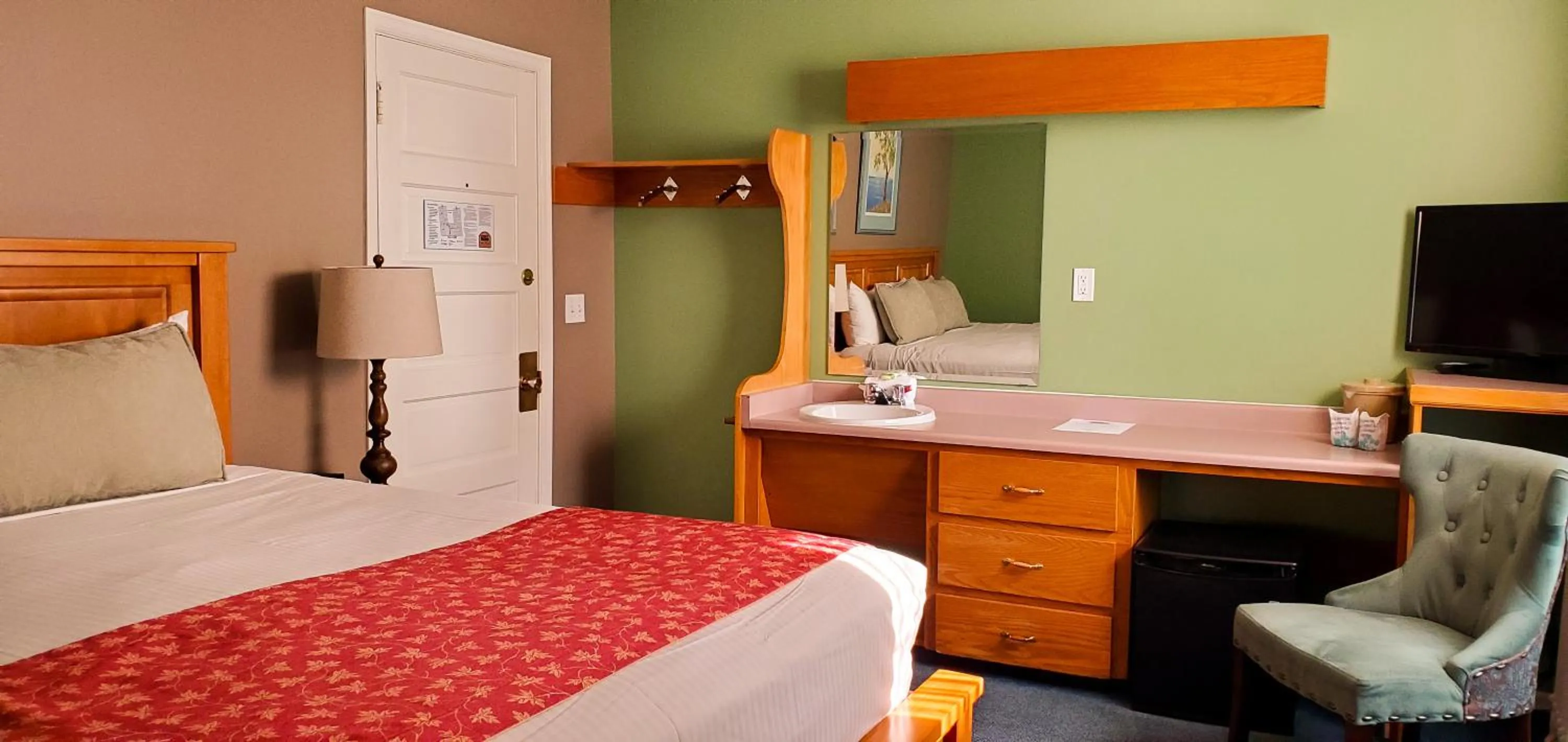 Bed in James Bay Inn Hotel, Suites & Cottage