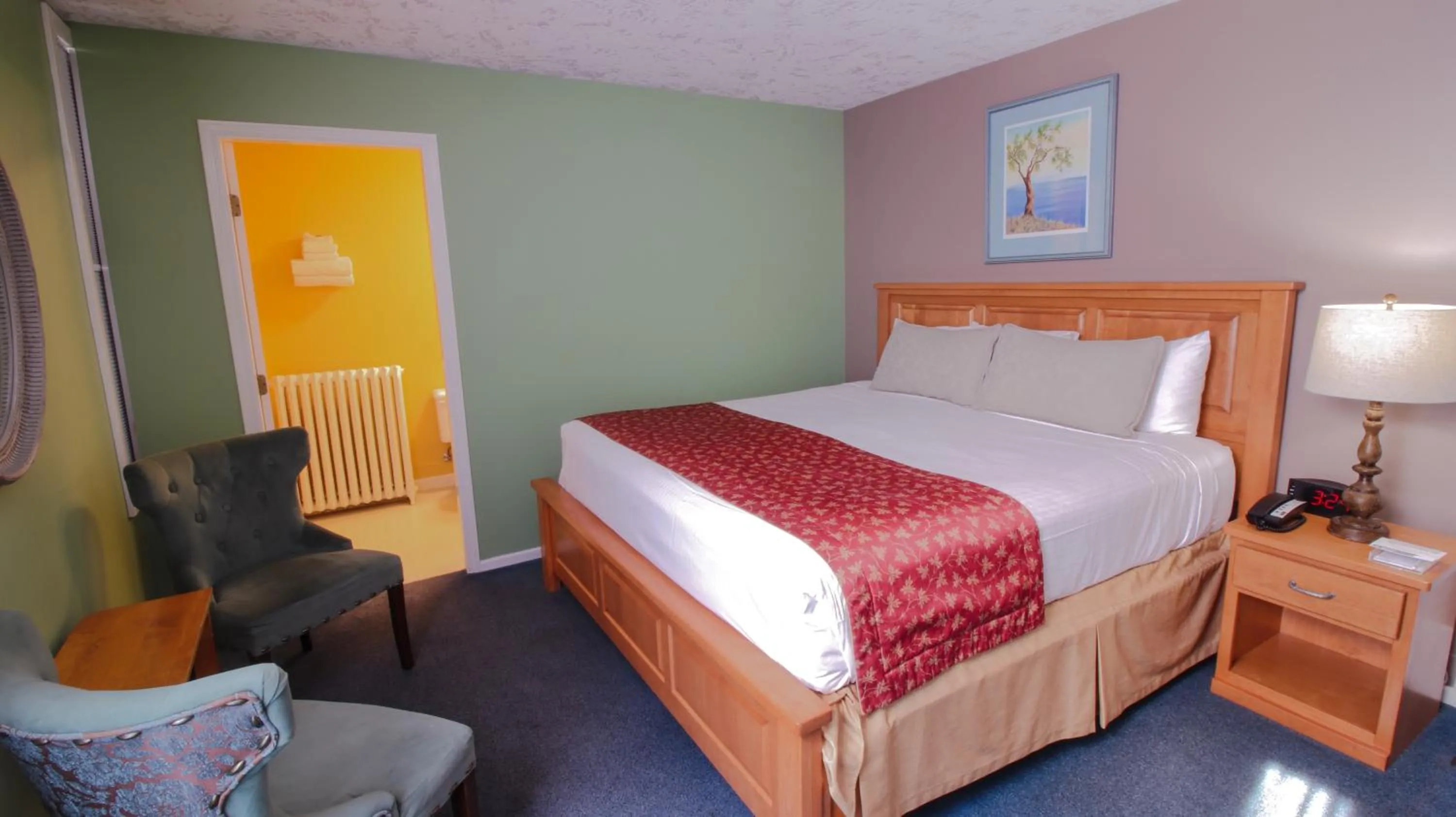 Bed in James Bay Inn Hotel, Suites & Cottage