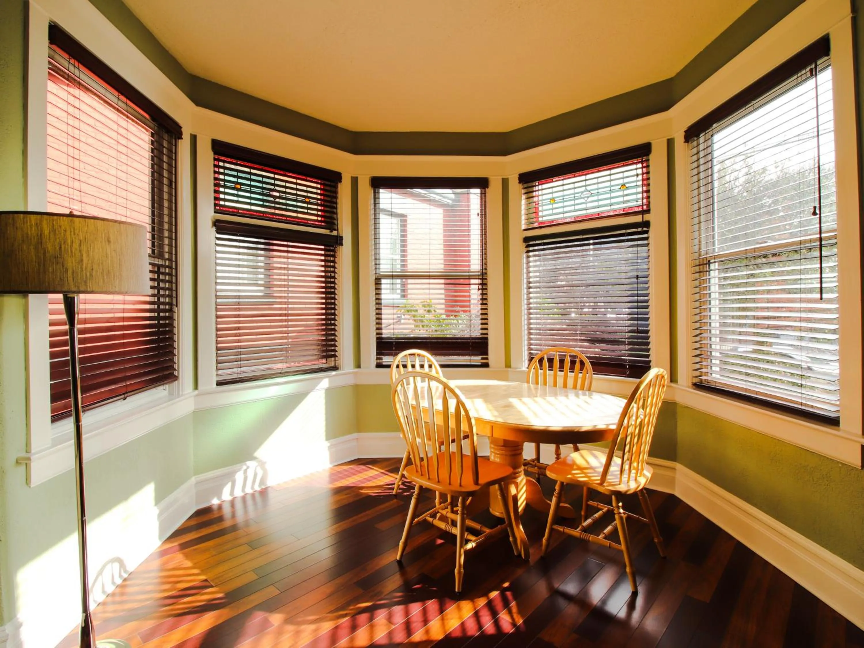Dining area in James Bay Inn Hotel, Suites & Cottage