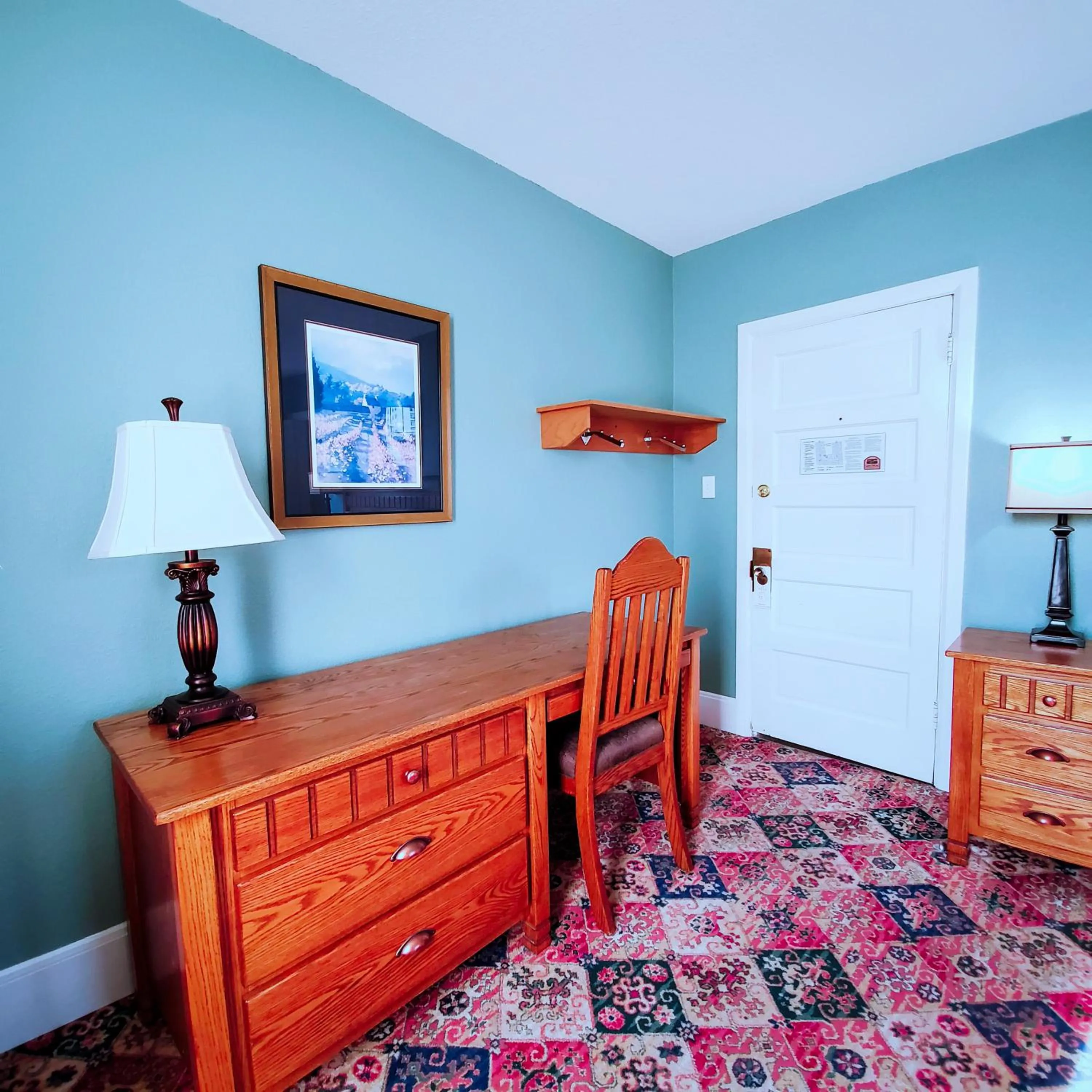 furniture in James Bay Inn Hotel, Suites & Cottage