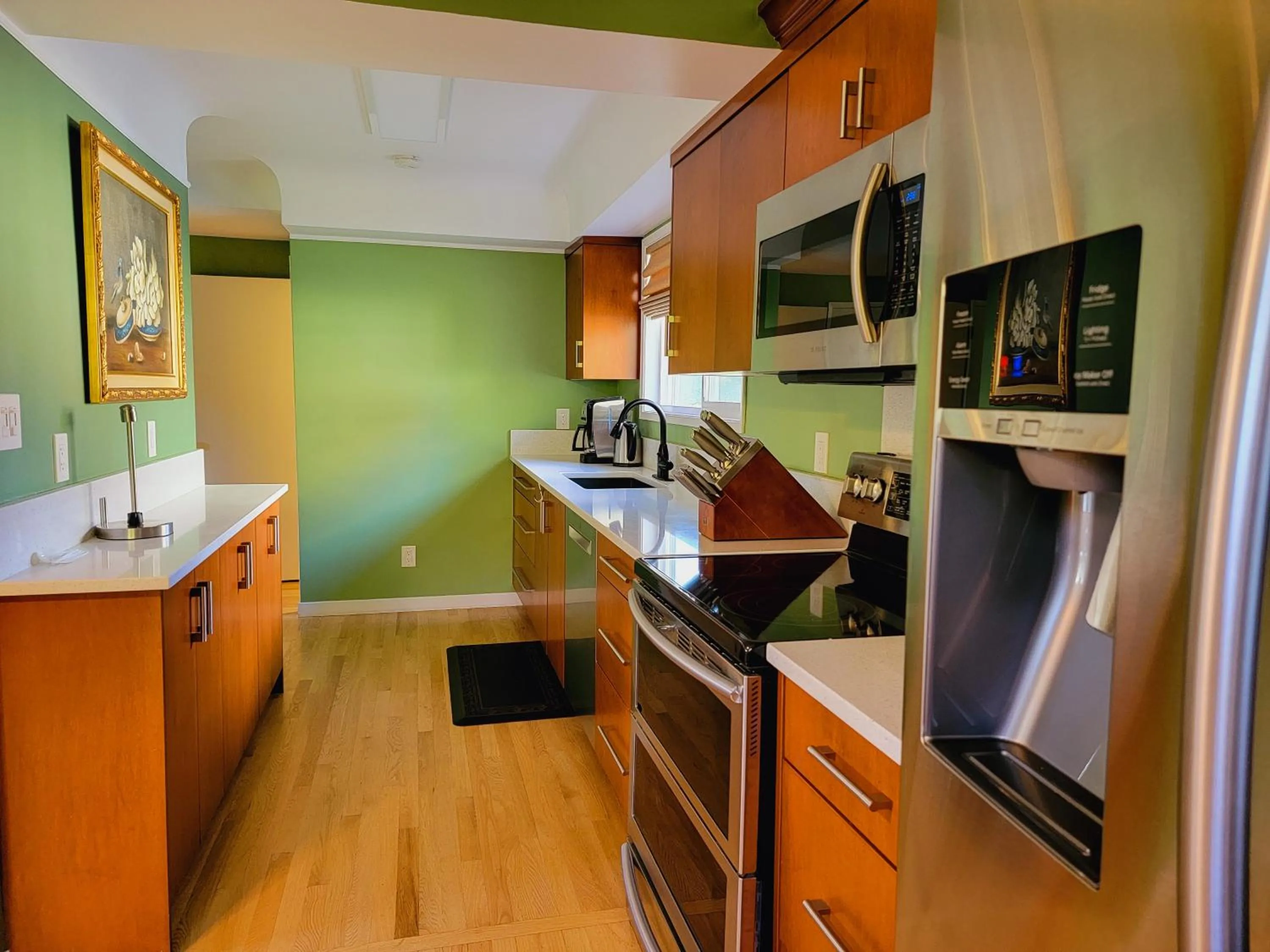 Kitchen or kitchenette in James Bay Inn Hotel, Suites & Cottage