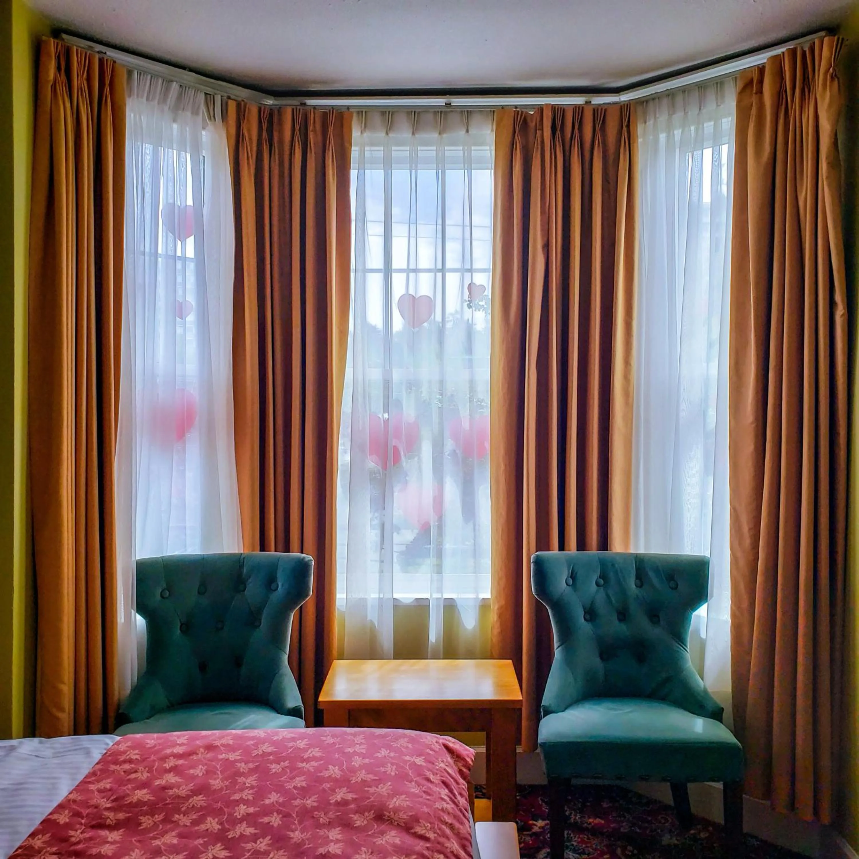 Seating area, Bed in James Bay Inn Hotel, Suites & Cottage