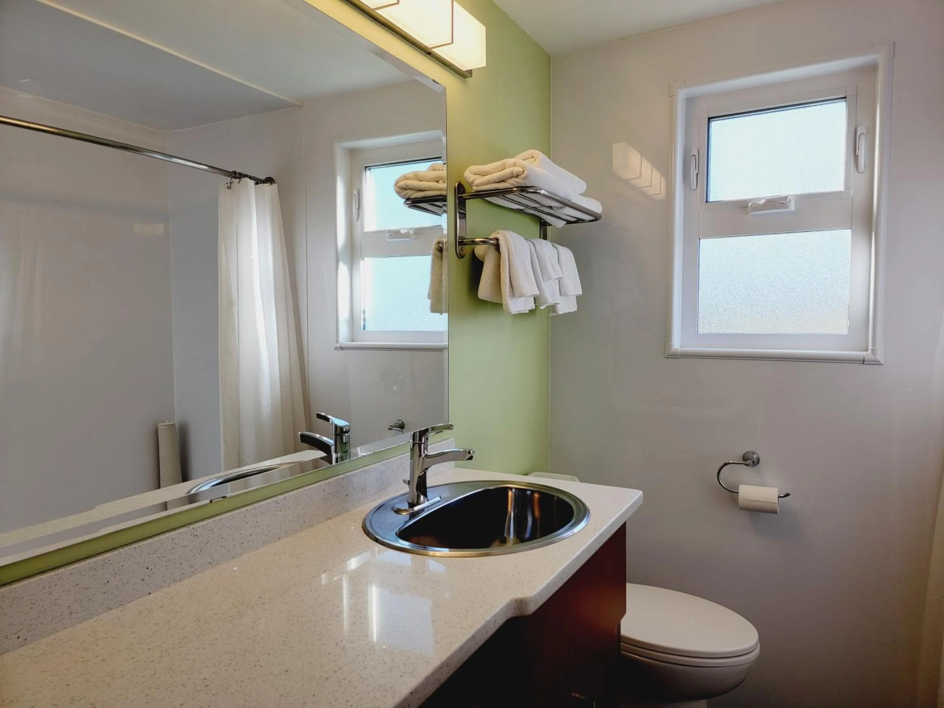 Bathroom in James Bay Inn Hotel, Suites & Cottage