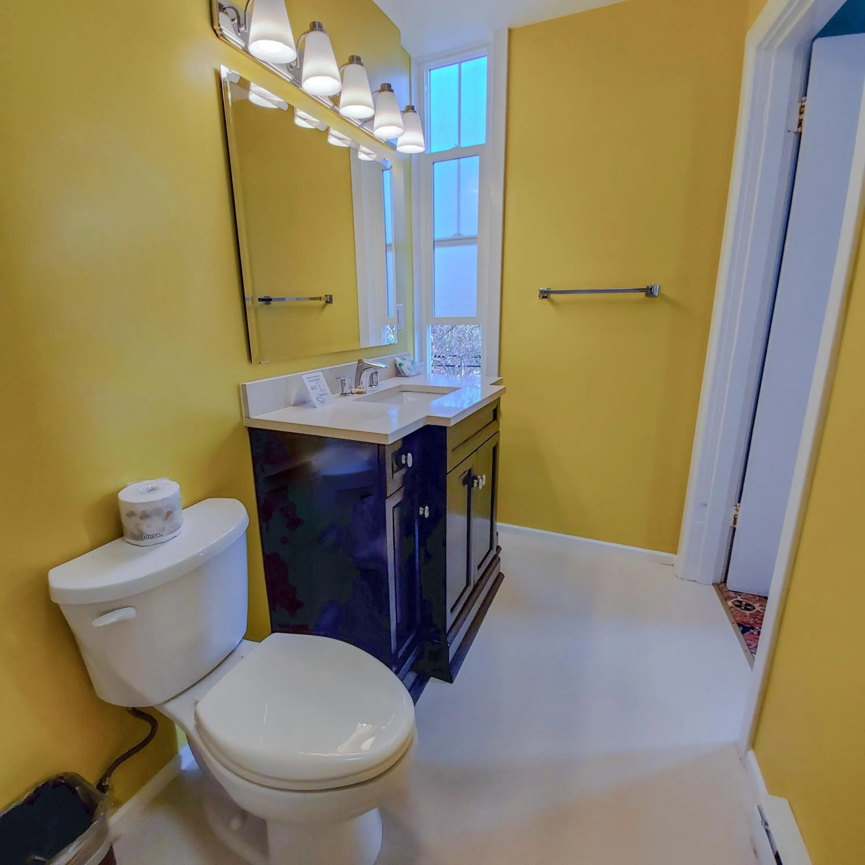 Toilet in James Bay Inn Hotel, Suites & Cottage