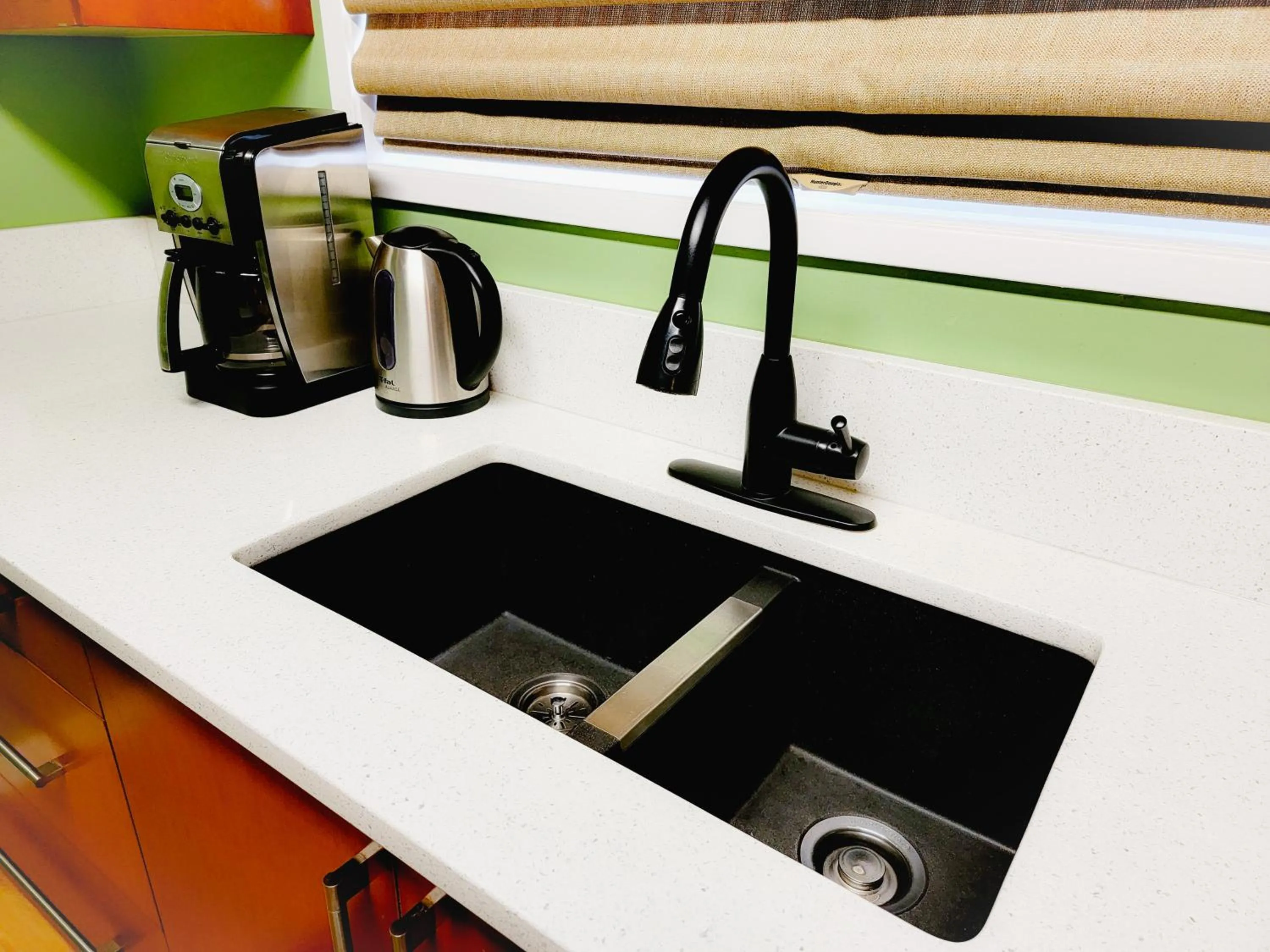 Kitchen or kitchenette in James Bay Inn Hotel, Suites & Cottage