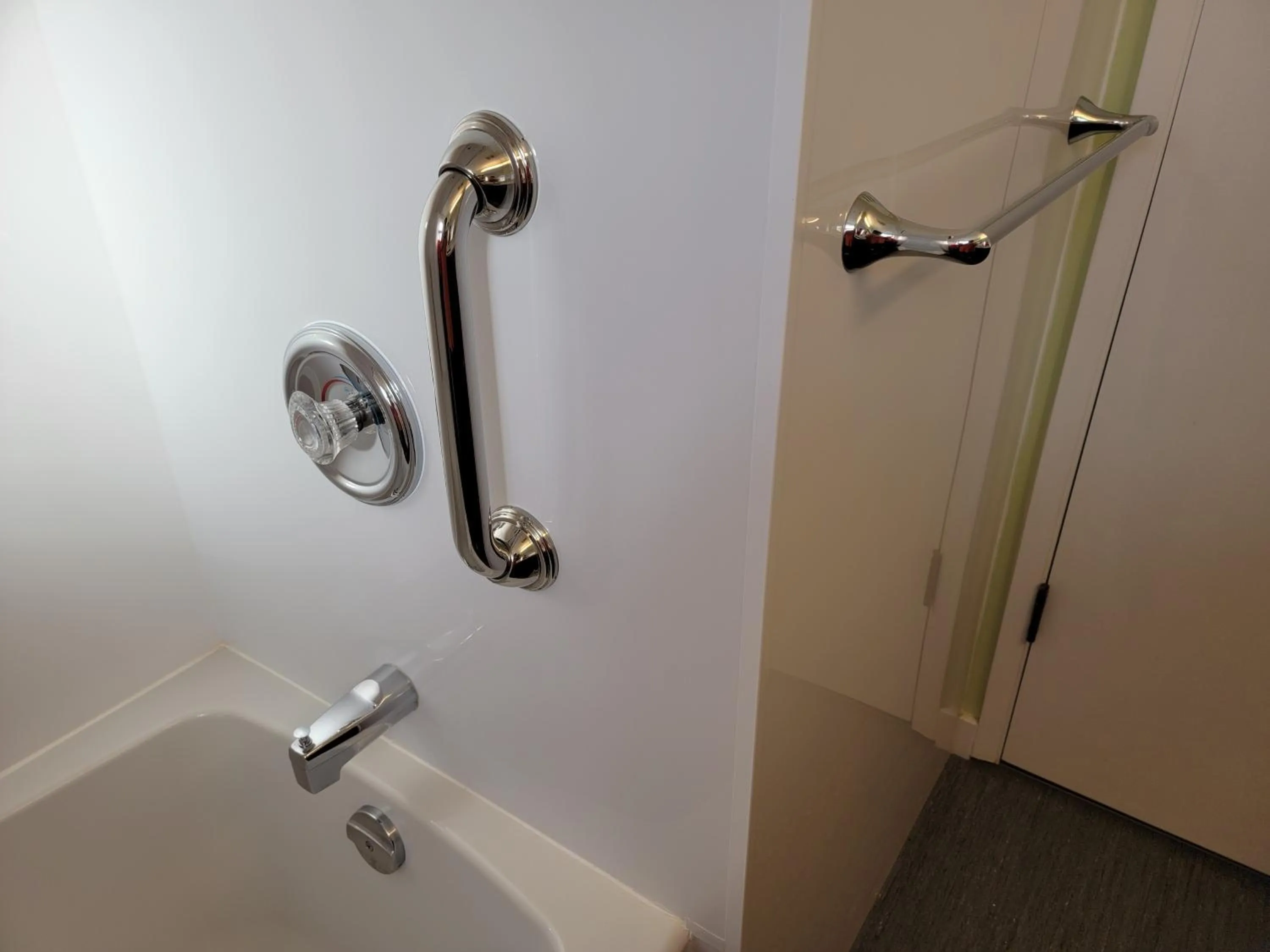 Bathroom in James Bay Inn Hotel, Suites & Cottage