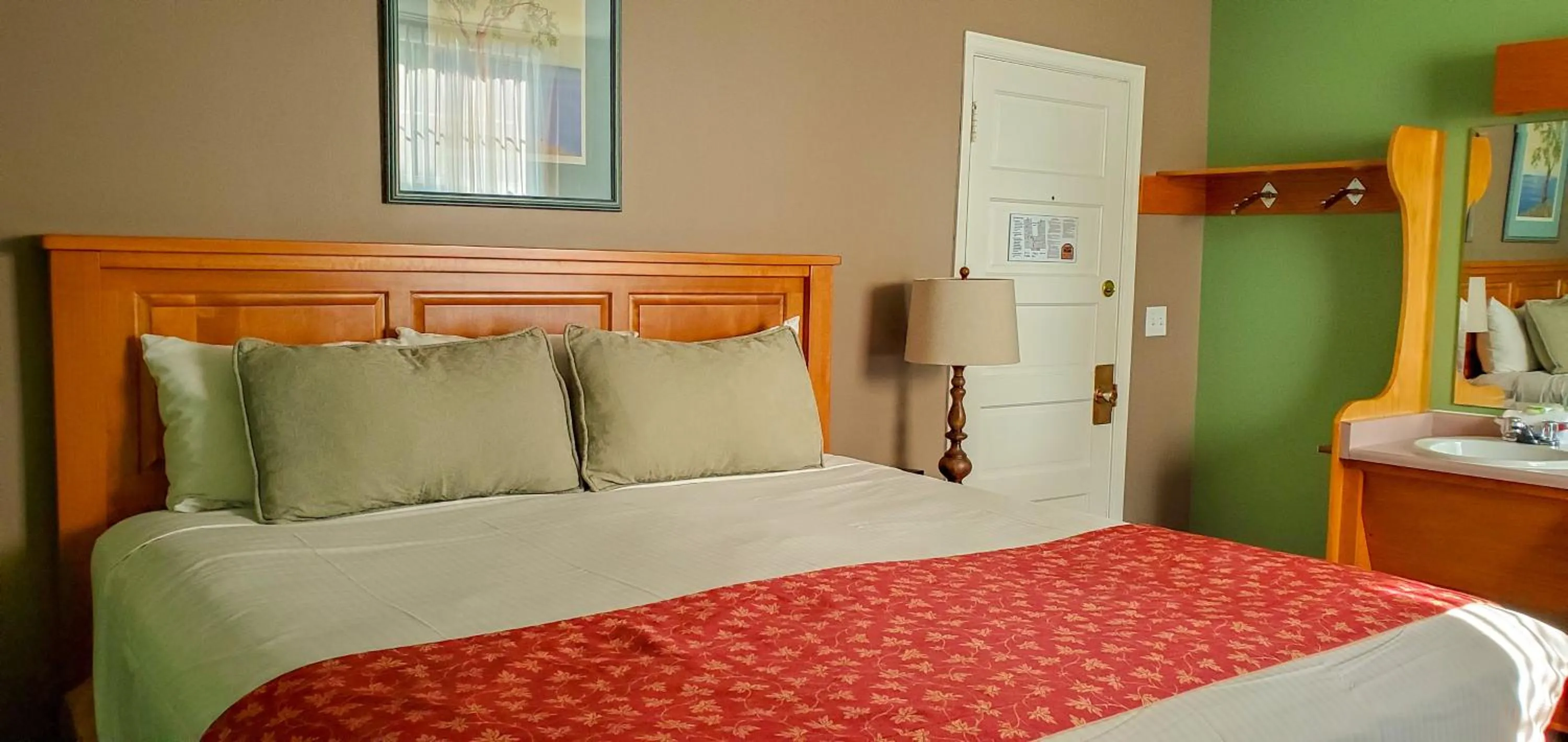 Bed in James Bay Inn Hotel, Suites & Cottage