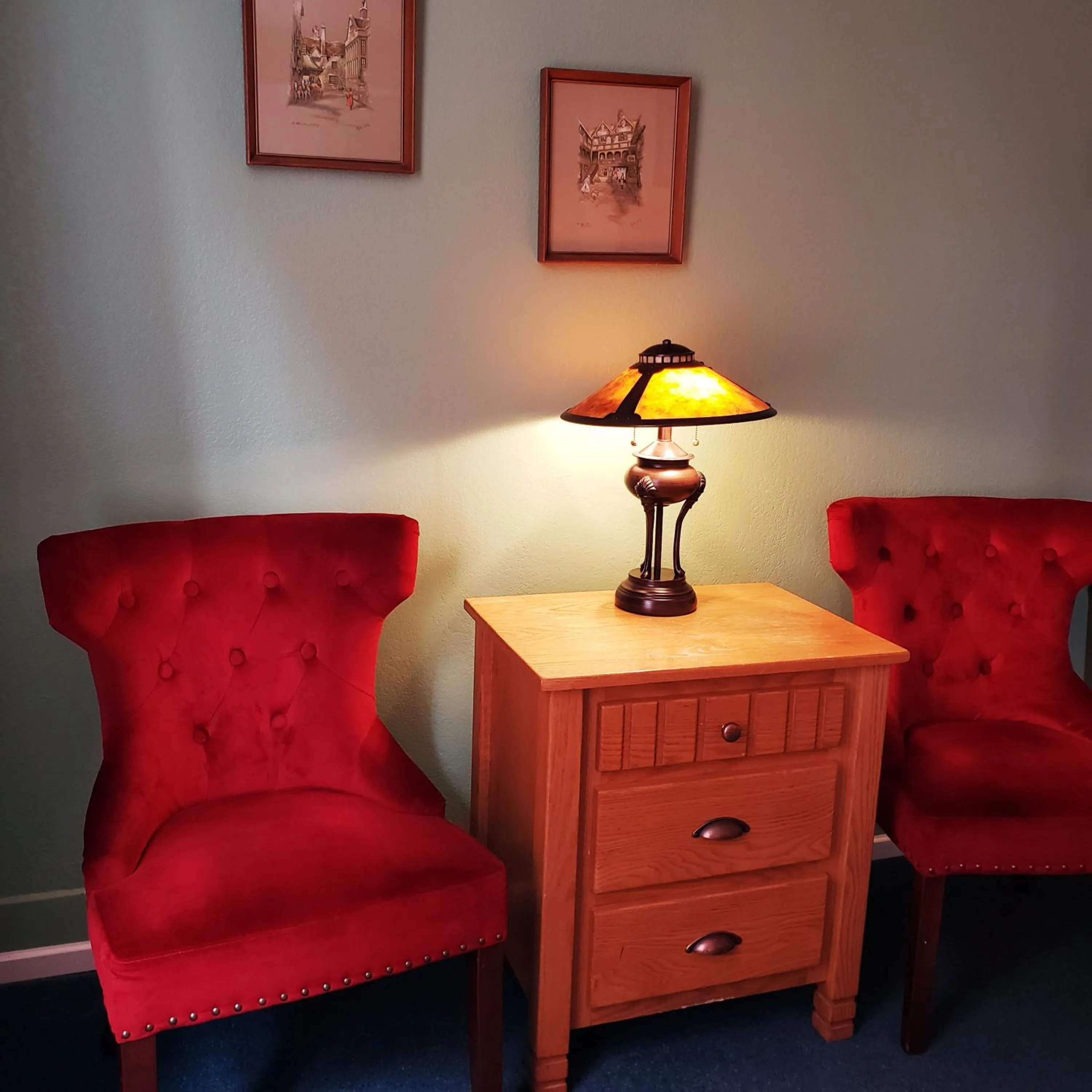 Seating area in James Bay Inn Hotel, Suites & Cottage