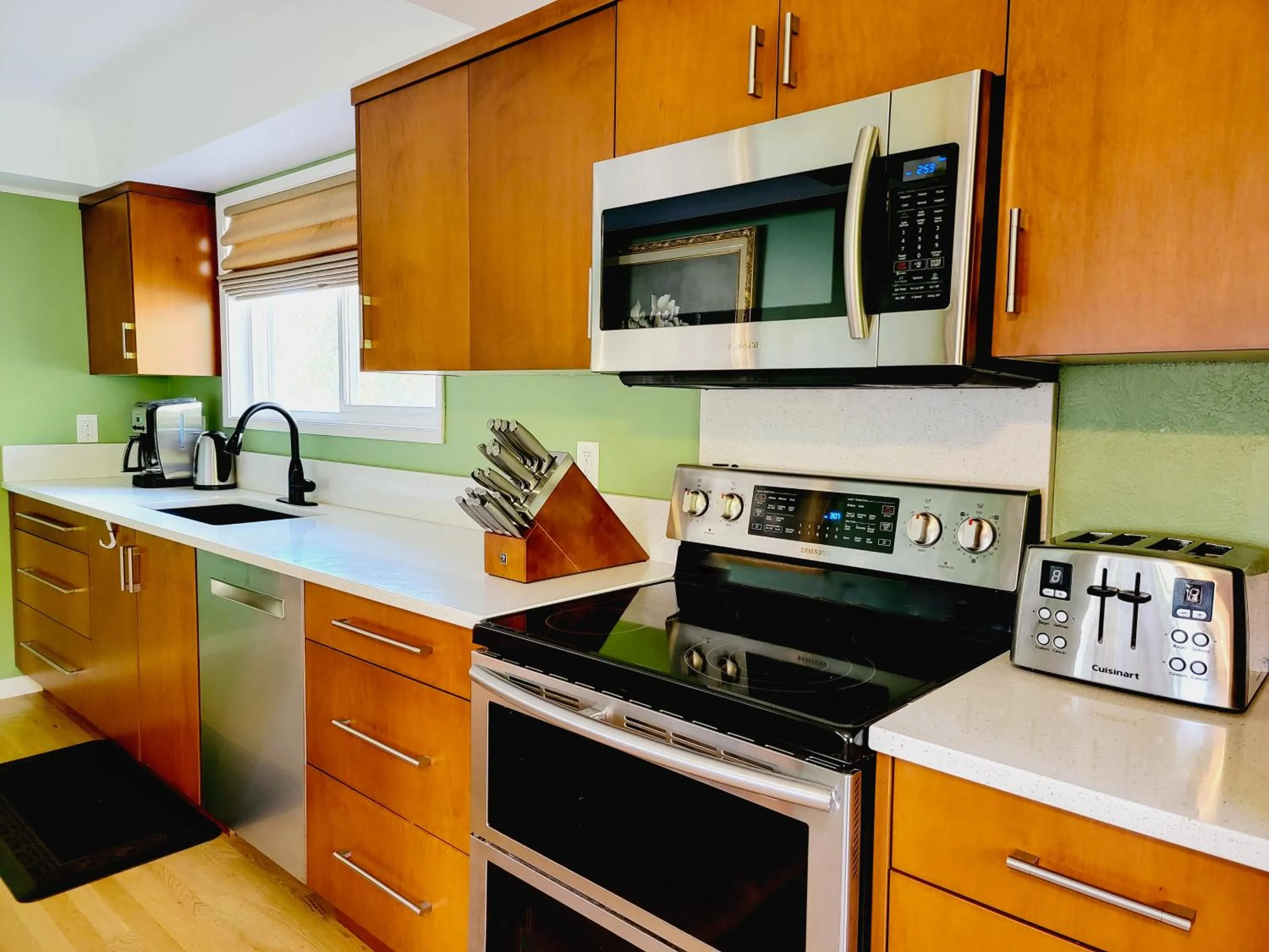 Kitchen or kitchenette in James Bay Inn Hotel, Suites & Cottage